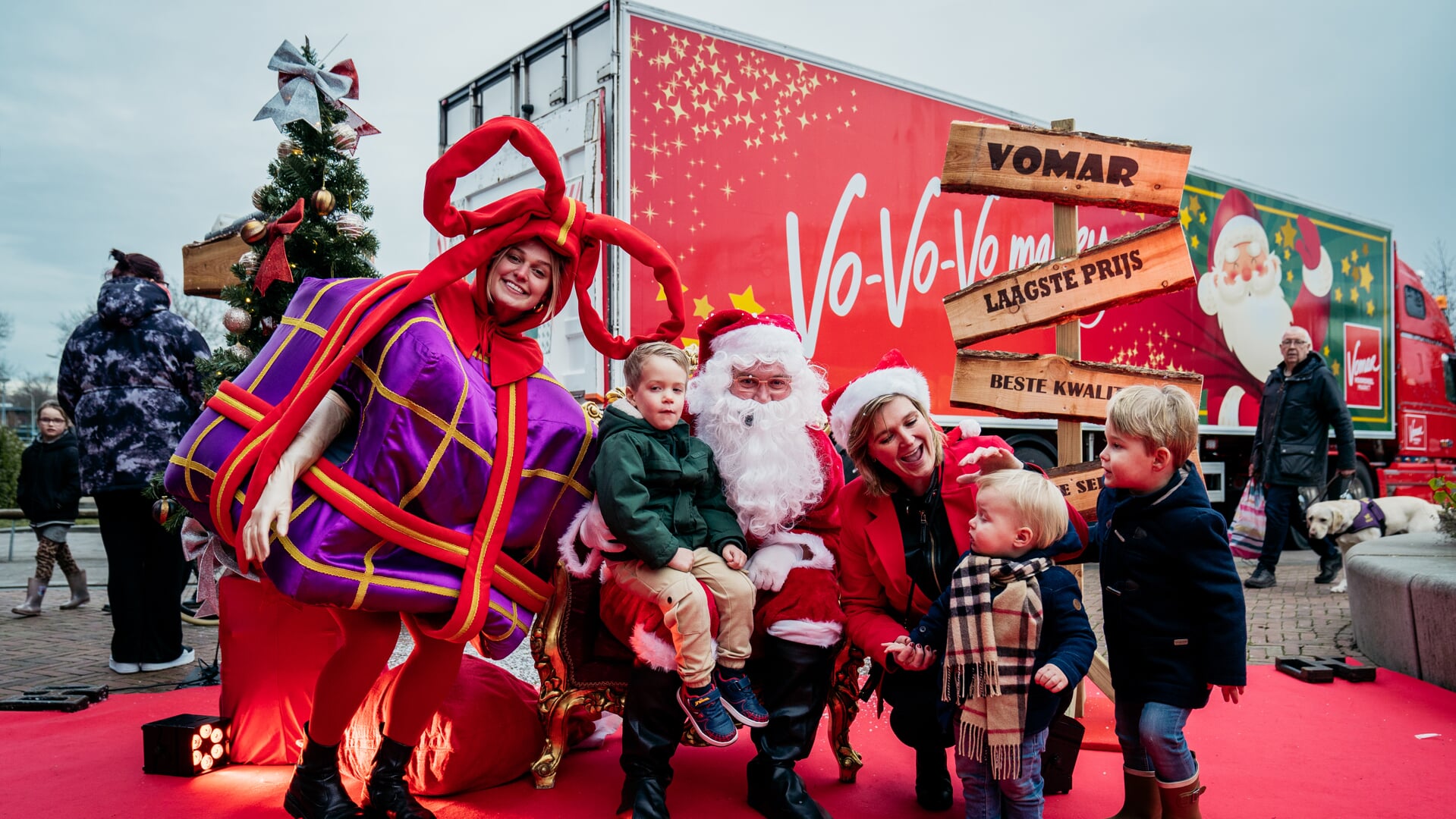 Vomar Kersttruck brengt gezelligheid en gratis kerstpakketten in Broek