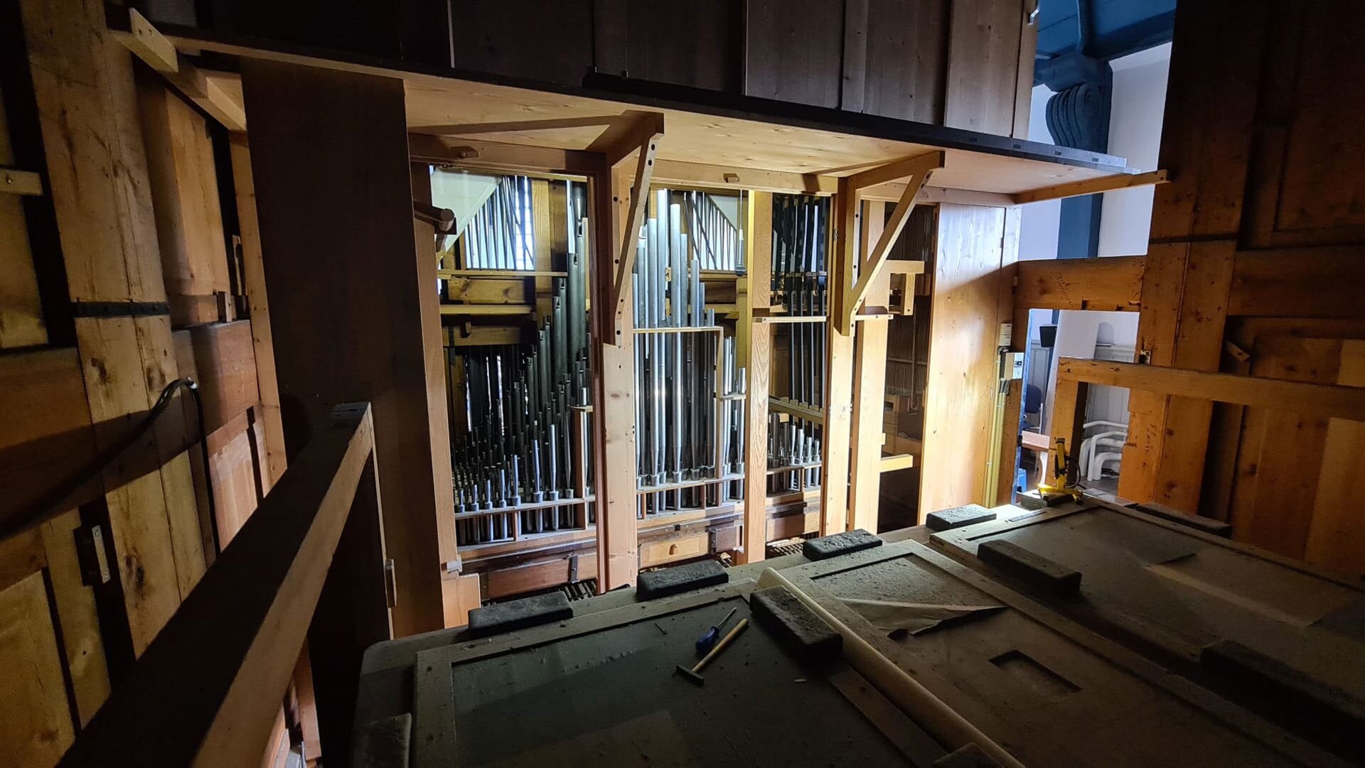 Een inkijkje in het orgel.