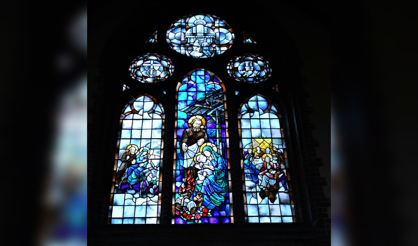 Het kerstverhaal is ook te zien in een van de gebrandschilderde ramen in de Bonifatiuskerk. 