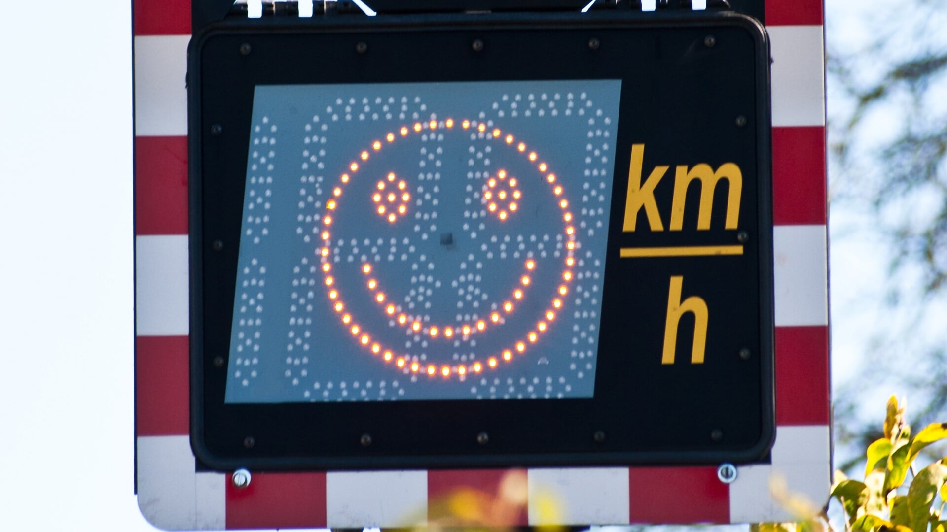 Met smileys wil de gemeente de automobilisten op de Ambachtsweg attenderen op de maximum snelheid.