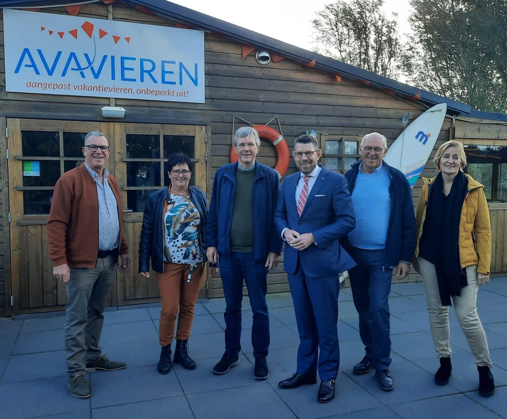 Stichting Avavieren, hier in november 2022 met burgemeester Bouke Arends op werkbezoek, wenst iedereen prachtige kerstdagen en een goed, gezond en mooi 2024.