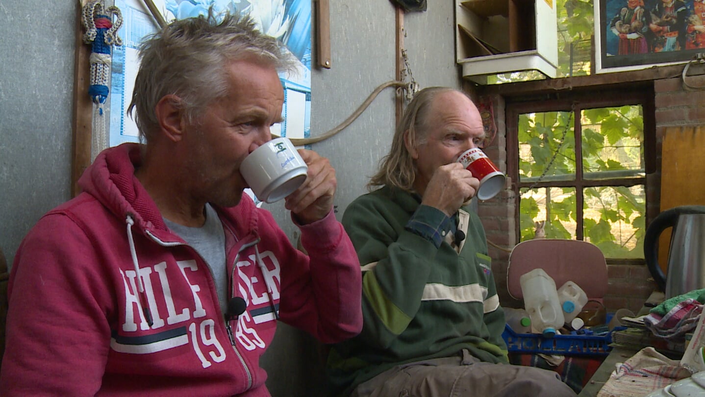 Angelo Damen en Peter Zuijderwijk drinken samen nog een bakkie.
