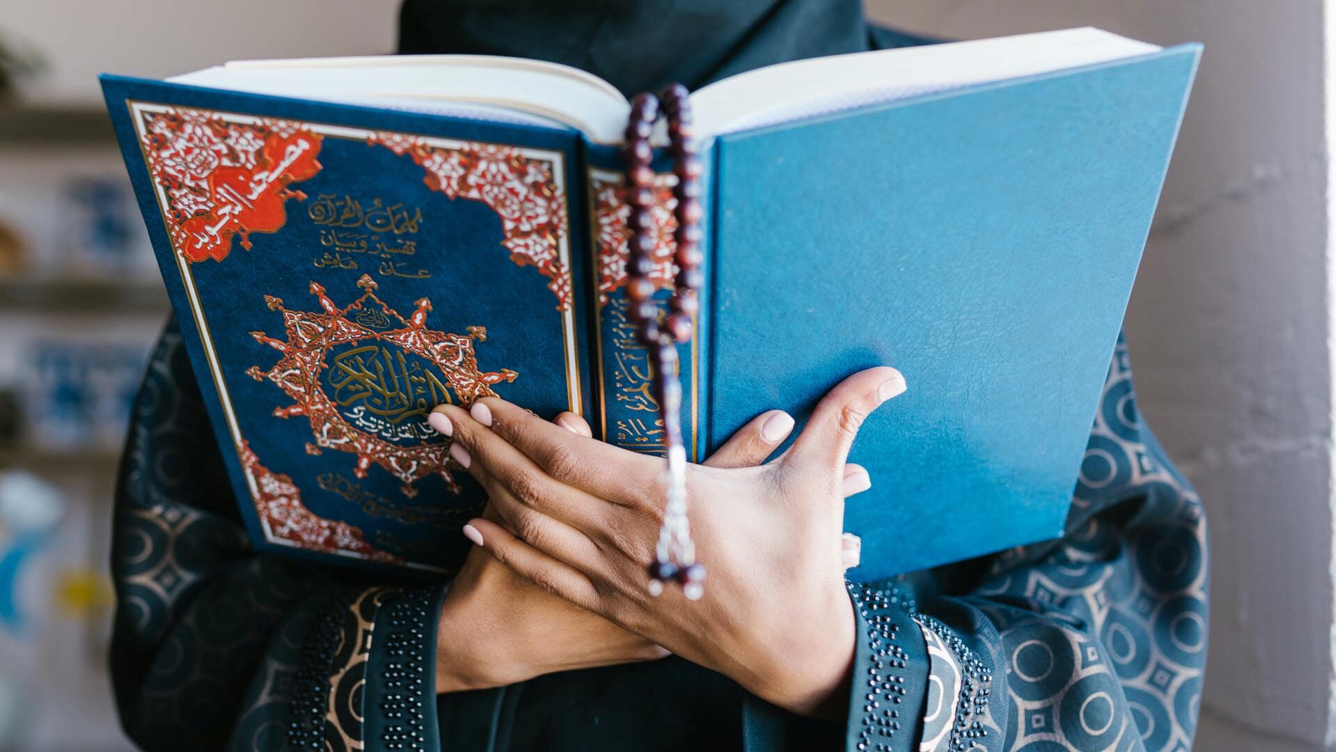 Gedurende Ramadan wordt de nadruk gelegd op gebed en het lezen van de Koran.