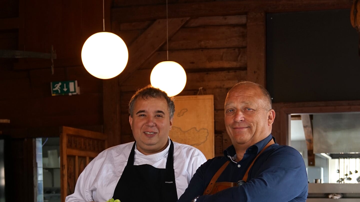 Chef-kok Pjotr Rentinck (links) en gastheer/eigenaar Ruud Keinemans heten de gasten van harte welkom bij De Swarte Walvis en Café De Slager.  