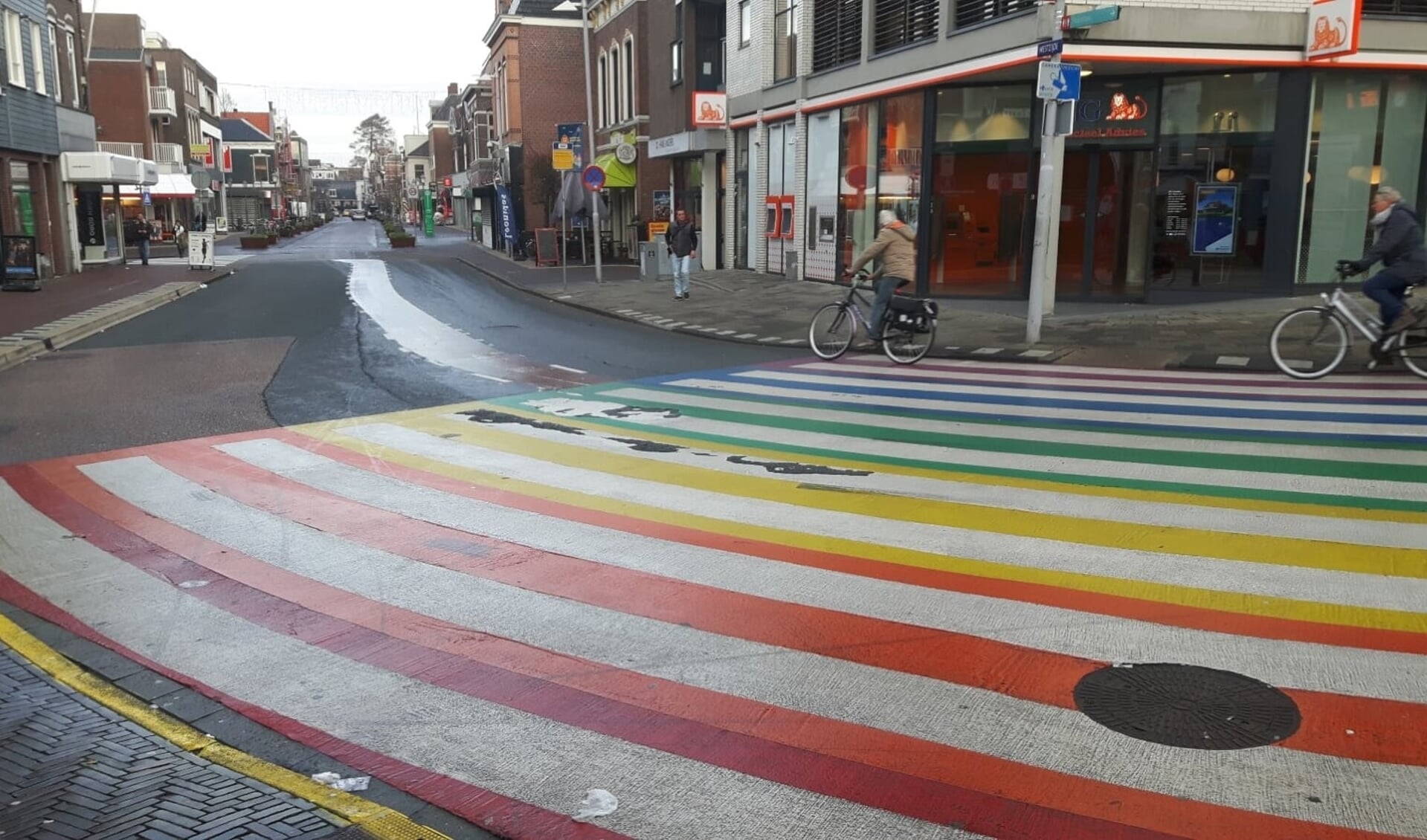 Zaanstad maakt een duidelijk statement met dit regenboogkleurige zebrapad op de hoek Westzijde/Gedempte Gracht.