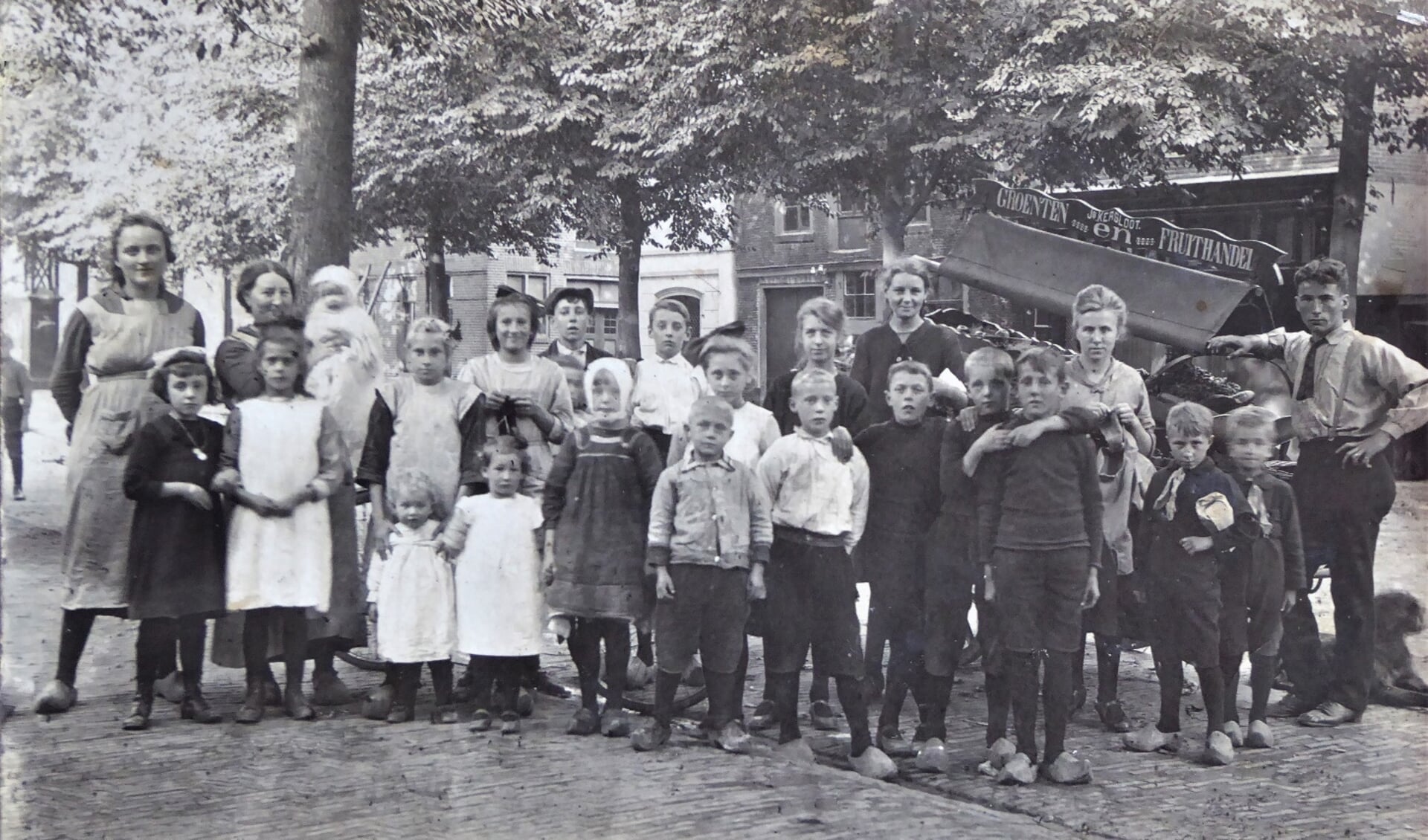 Groenteboer Jacob Kersloot (rechts) en familie in de Willem Eggerstraat.