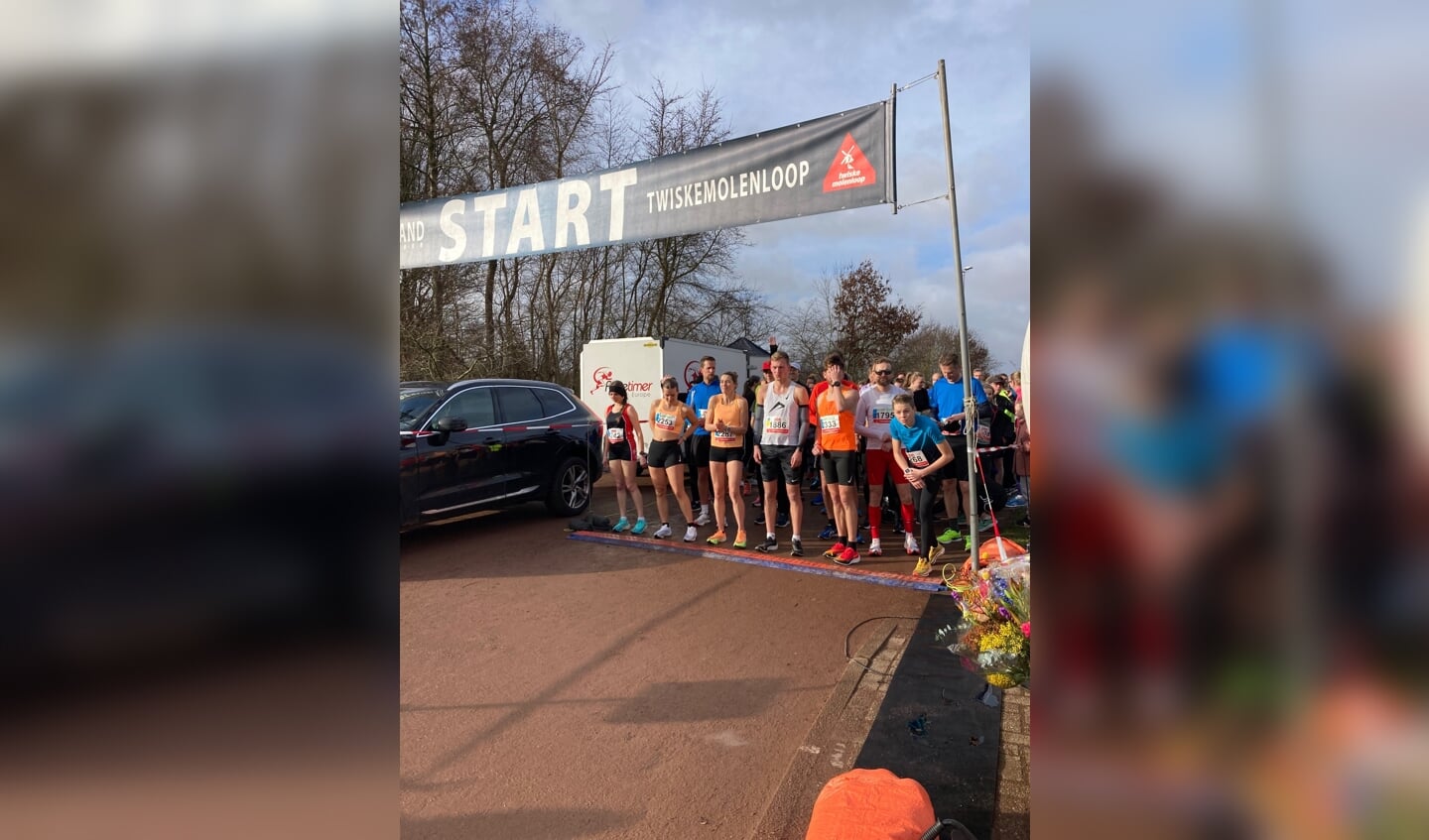 Start 5 km met in het midden de 2 winnaars (Ingrid Klaassen en Tom Hoogenboom)  