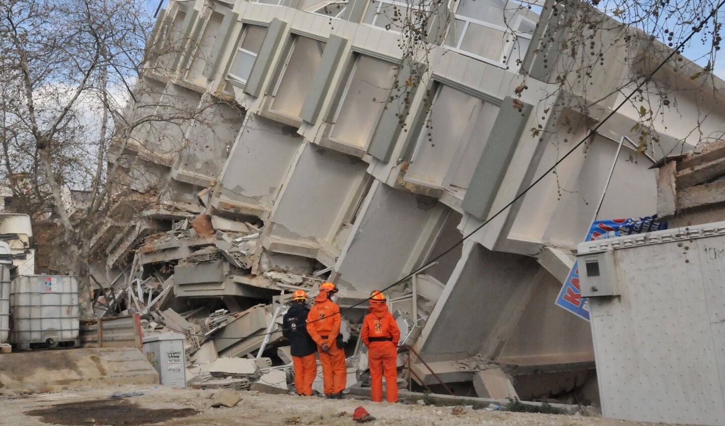 Nederlands reddingsteam USAR aan het werk in het door een aardbeving getroffen gebied in Turkije.