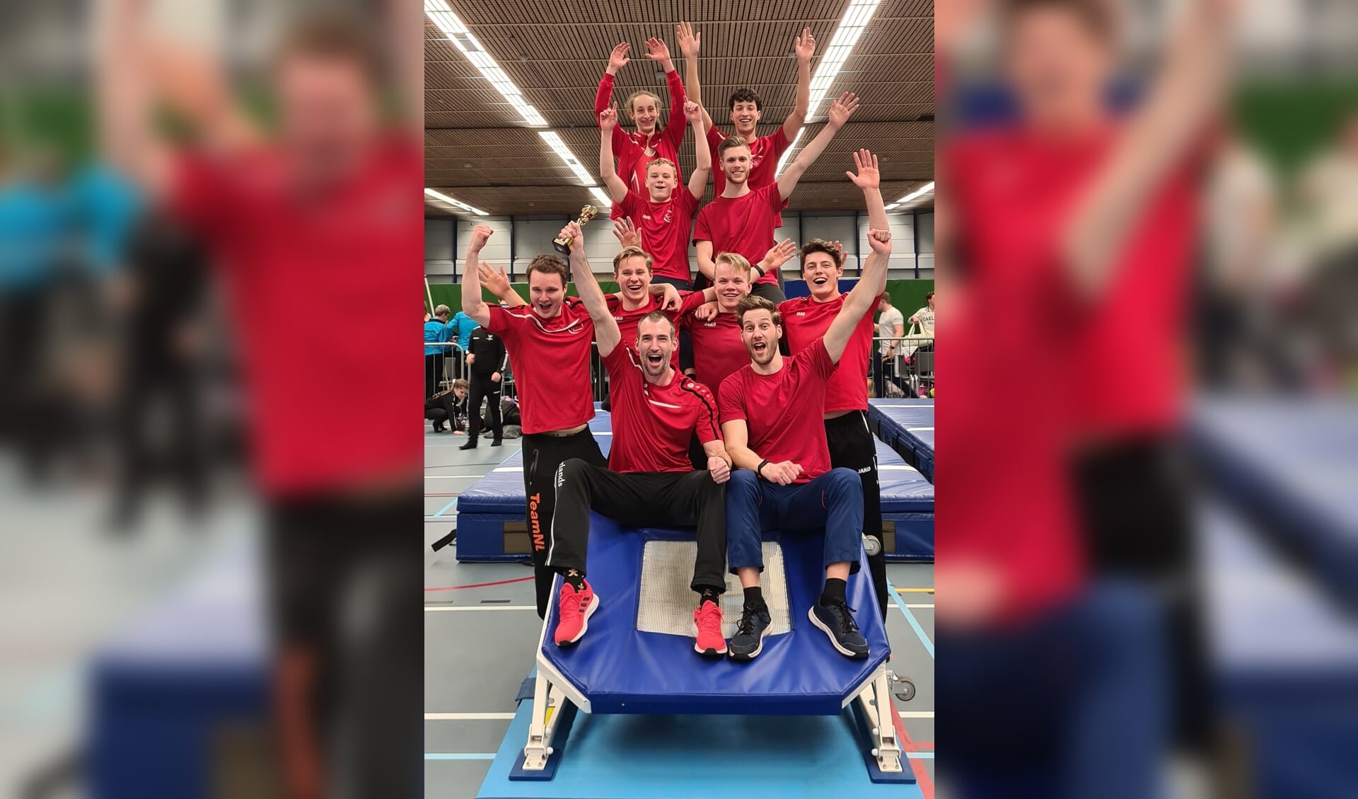 Op bijgaande foto staan (v.l.n.r.): Voorste rij – trainer Boy Kuiper en begeleider Mathijs Beemsterboer, tweede rij – Stefan van der Vliet, Noah Jongenburger, Bas Insing en Mees Bakker, derde rij – Tim van Utteren en Tim van Diepen, achterste rij – Joris Goudsblom en Zeno van Esch.