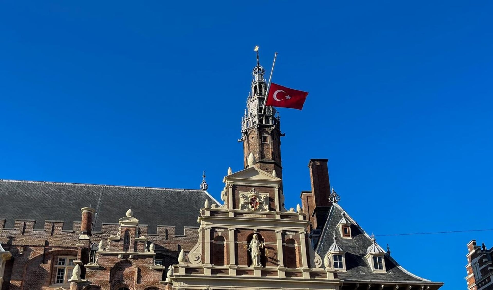 De vlag van Turkije bij het stadhuis hangt halfstok.