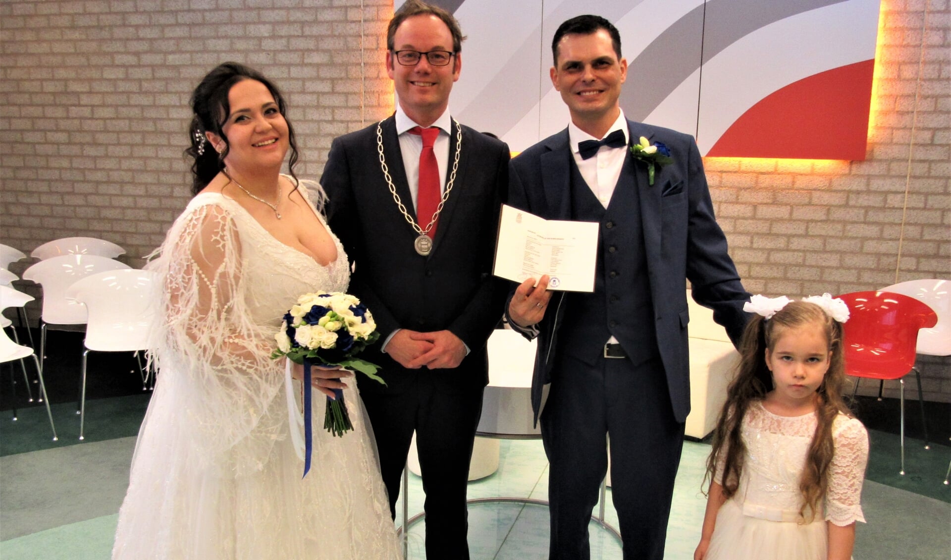 Het gelukkige bruidspaar samen met hun bruidsmeisje en locoburgemeester Sjoerd Kuiper.
