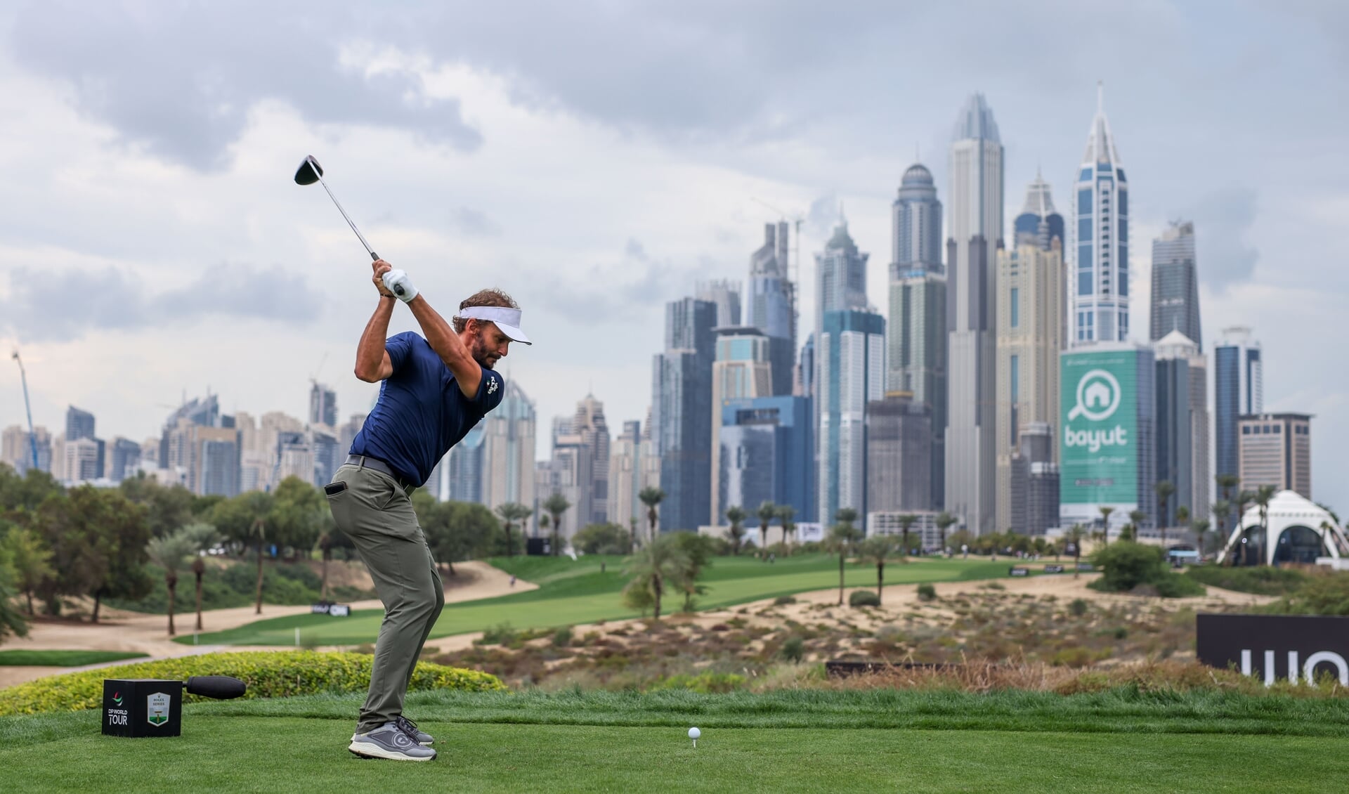 Joost Luiten slaat af tegen de iconische skyline van Dubai. (Foto Golfsupport.nl)