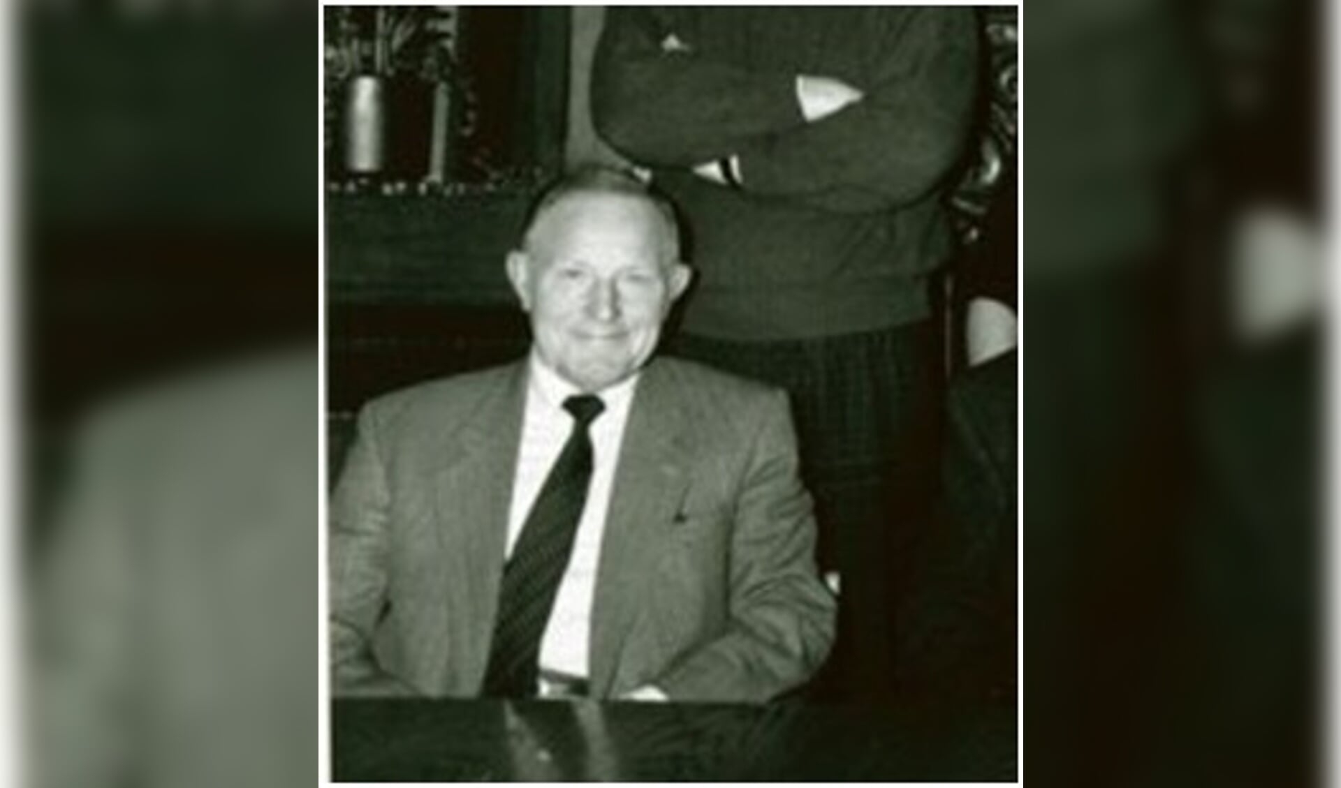 Piet Prins tijdens een presentatie van VVD-kandidaten voor de gemeenteraad in 1990.