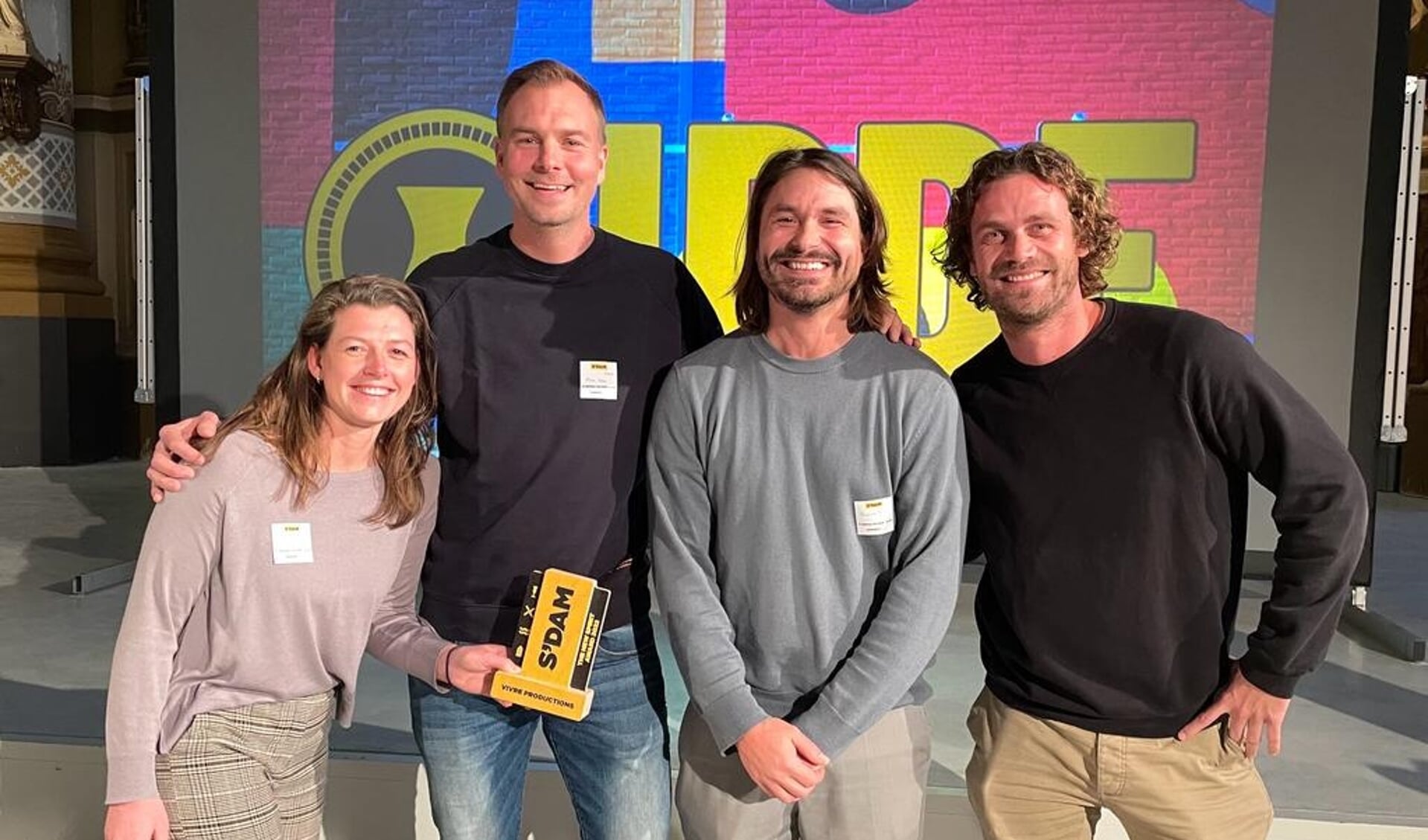 Floor Koet, Michael Petri, Brendo Festen en Robert Boevé van Vivre Productions, namen voor het Schiedamse International Dutch Distillers Festival de New Spirit Award in ontvangst.