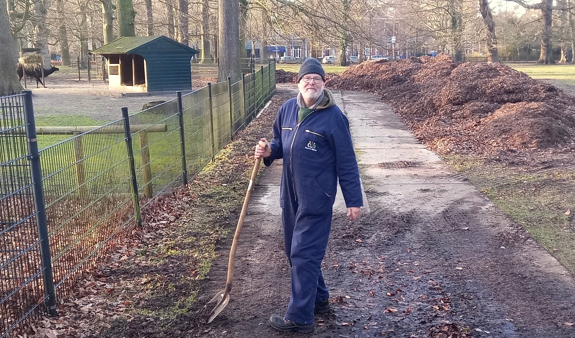 Norbert Huibers, al 37 jaar werkzaam bij kinderboerderij de Houthoeve in de Haarlemmerhout. 