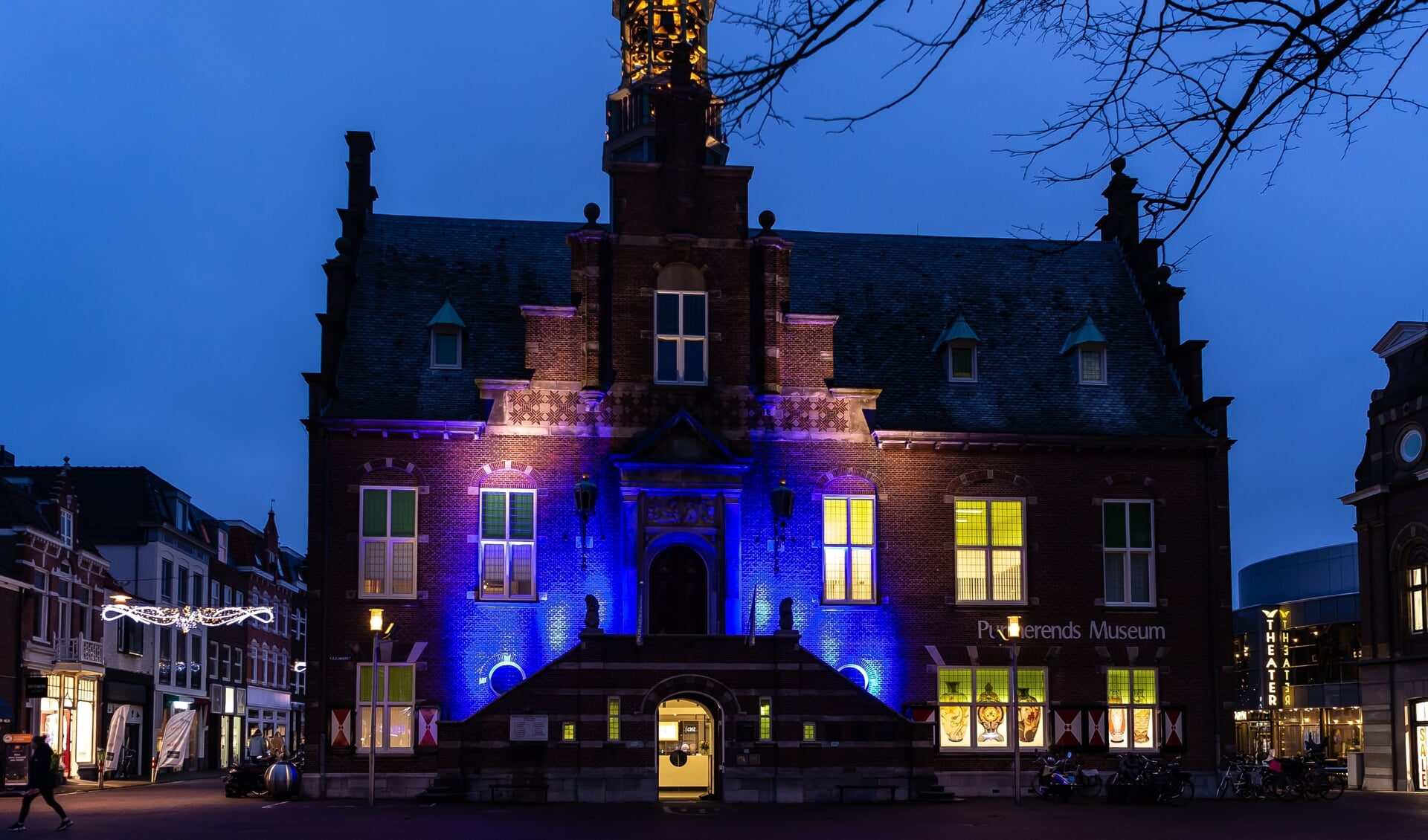 In 2019 werd het oude stadhuis al eens mooi uitgelicht. Vrijdag aanstaande wordt de gevel tijdelijk blauw en geel gekleurd. 