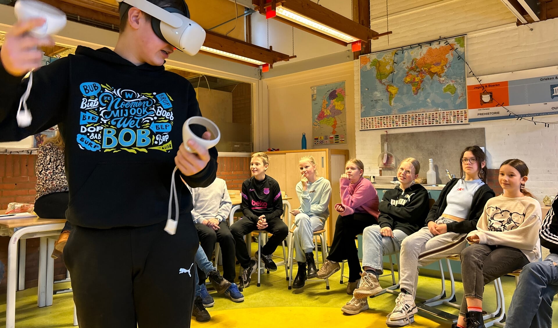 Jan van de Jenaplanschool de Bijenkorf in Assendelt speelt de game. Zijn antwoorden zijn te zien op een groot scherm zodat er later met zijn klasgenoten over gepraat kan worden. 