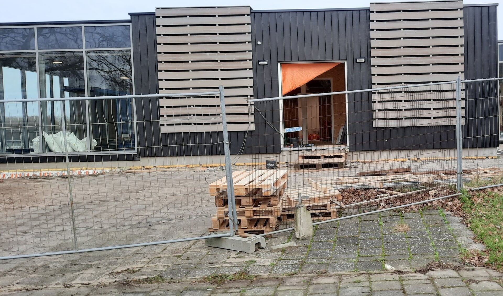 Het in aanbouw zijnde clubhuis van CION en Deltasport in de Broekpolder, dat voor veel commotie zorgde in de gemeenteraad.