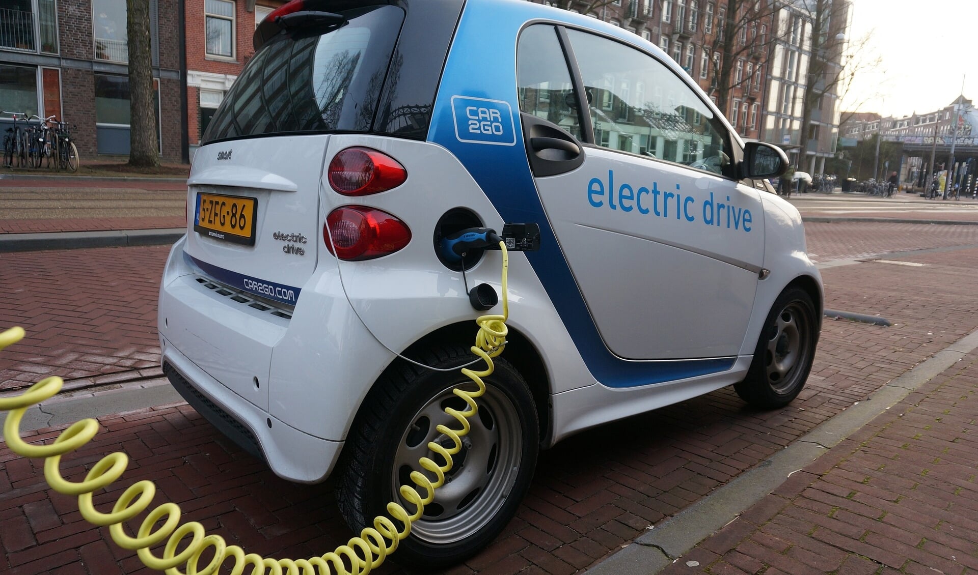 Elektrisch deelvervoer in Amsterdam is een succes. 