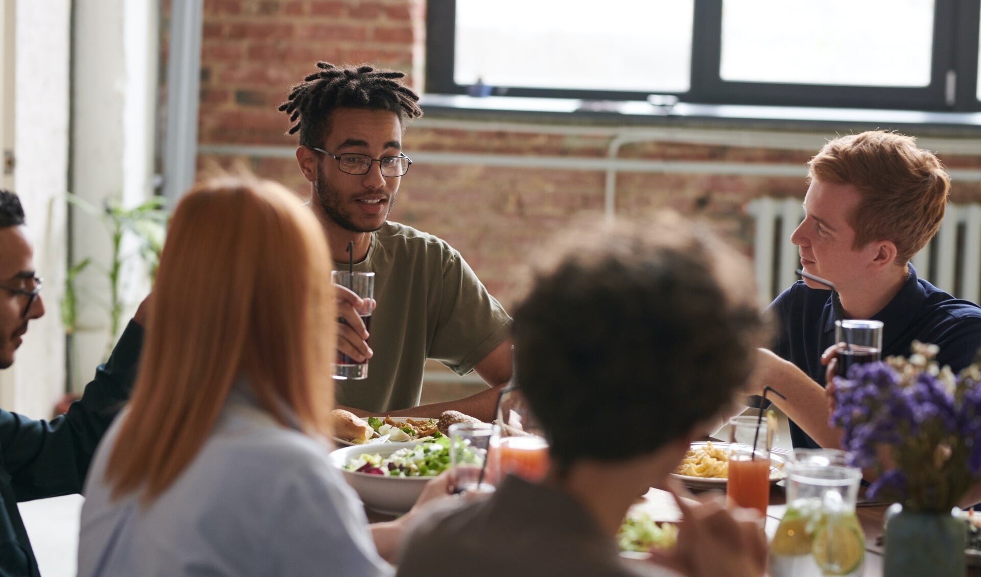 Tafel tien richt daarom zich op de volwassen (werkende) mens die vaak alleen eet. 