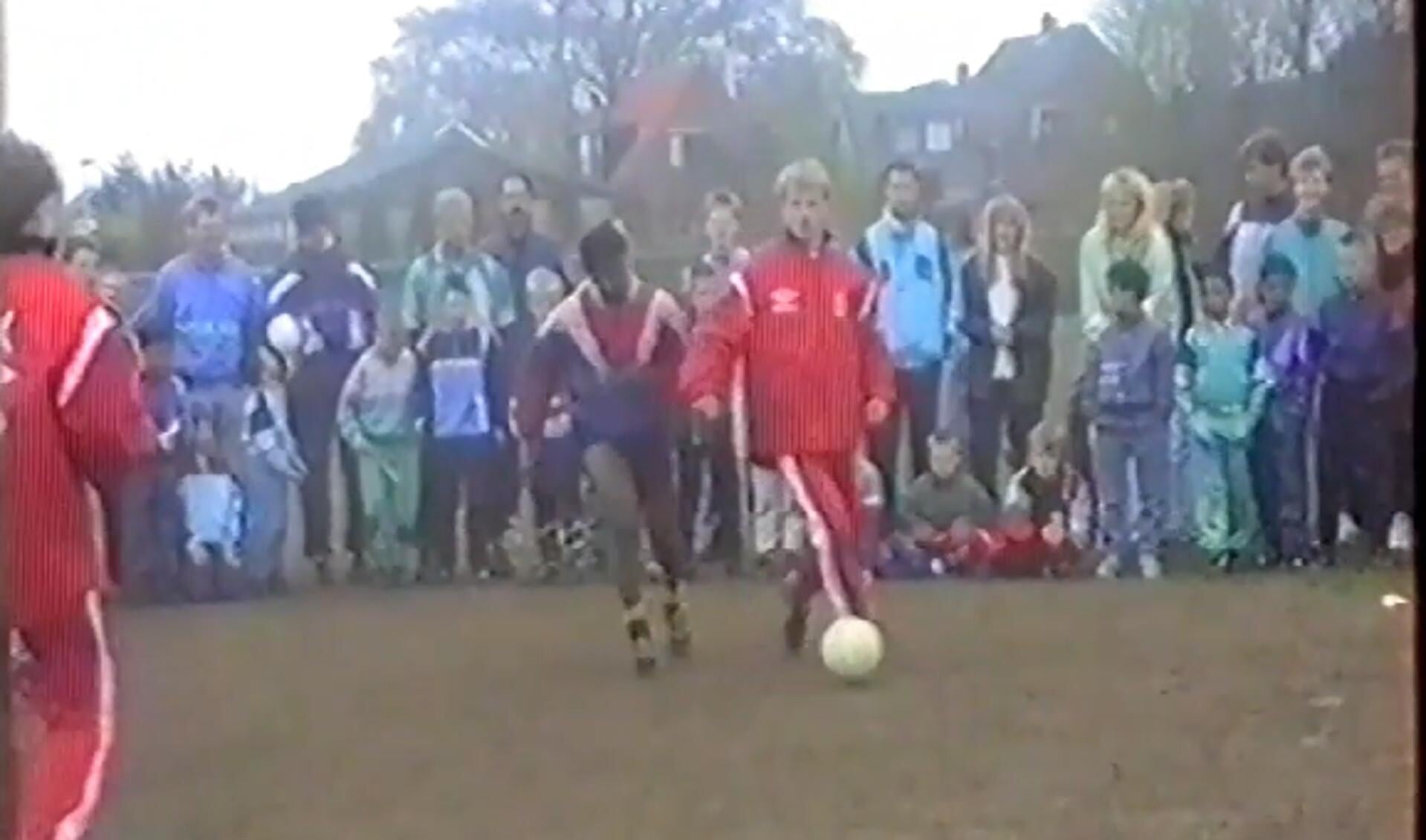 De film toont beelden van 20 april 1990 toen een speciale voetbaldag voor de jeugd van De Blokkers plaatsvond.