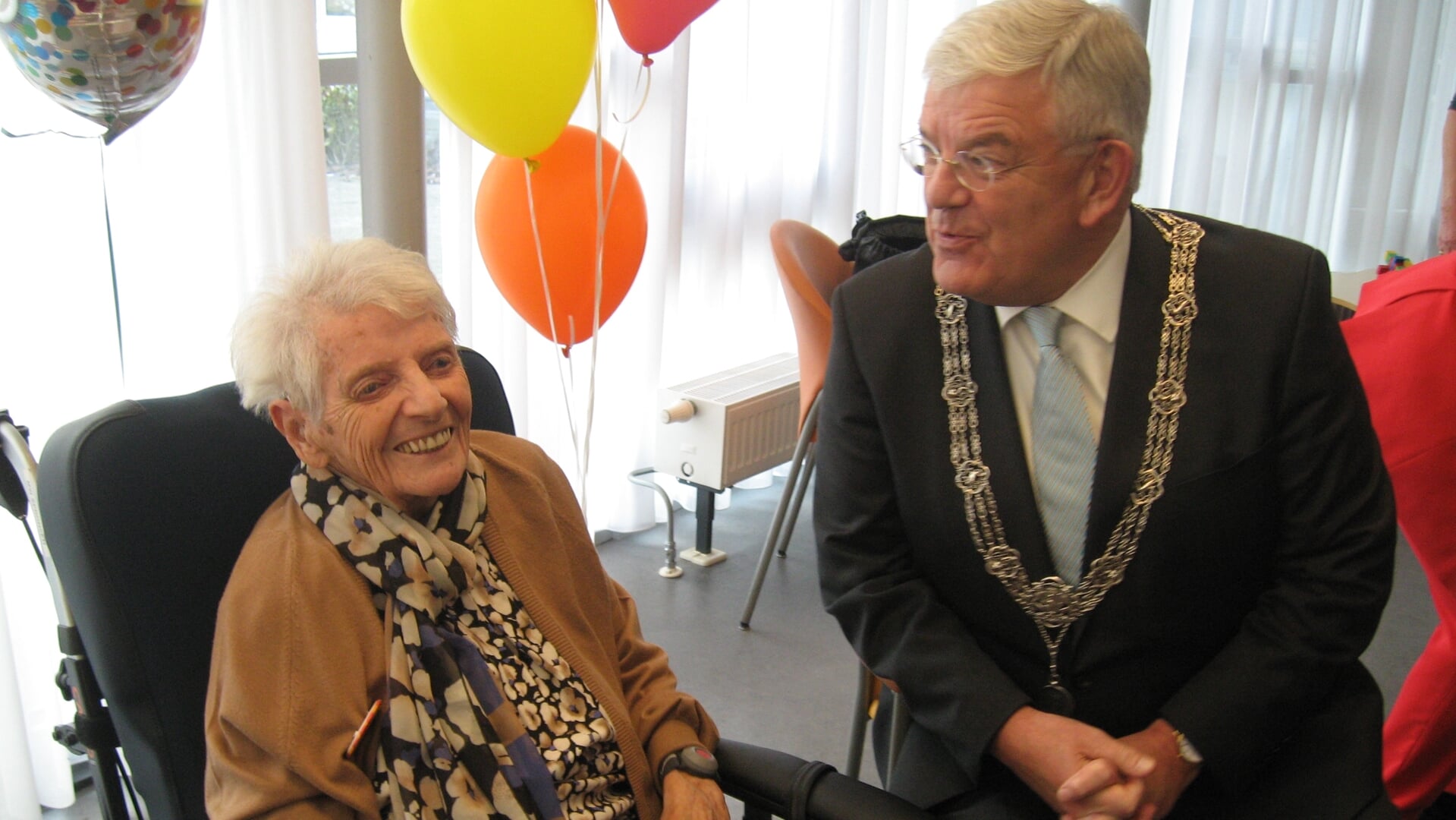 Burgemeester Jan van Zanen feliciteert de 100-jarige Loosduinse Arida van Spronsen - Wijnmalen.