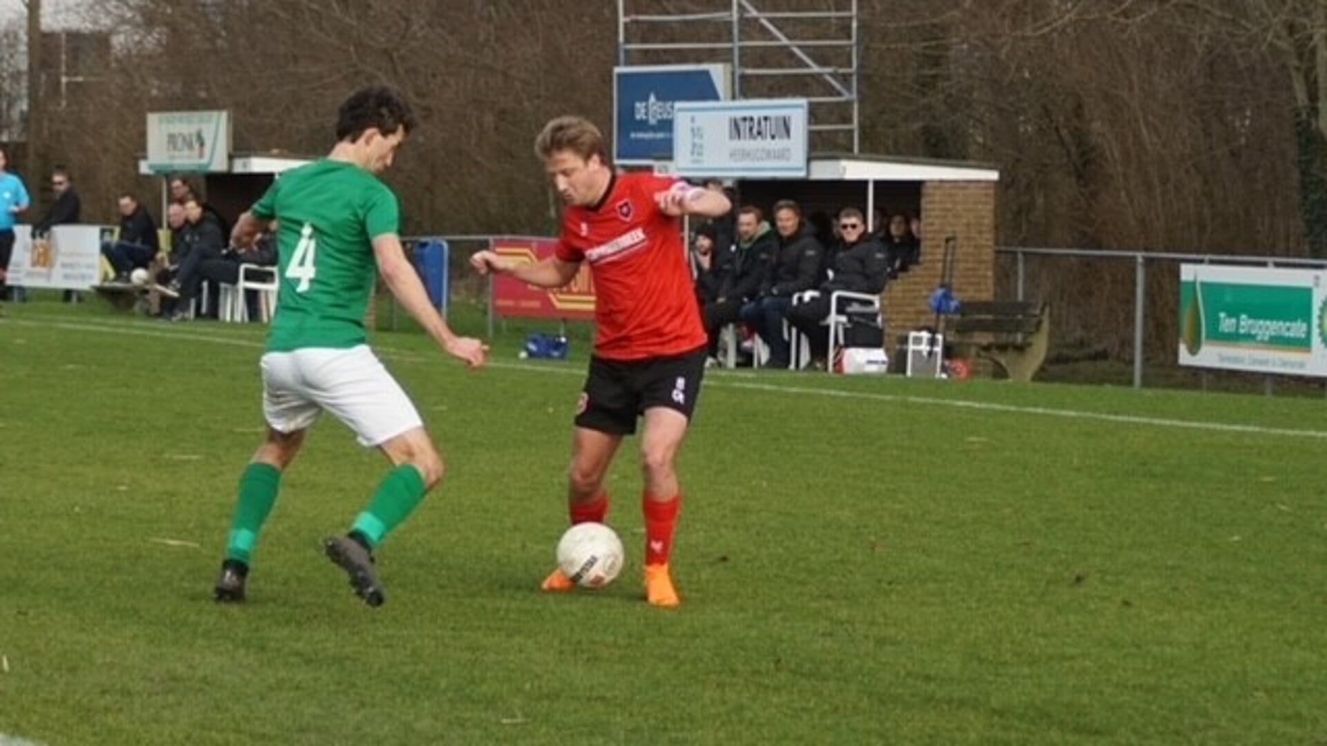 Rik Molenaar duelleert met een speler van Roda ‘46. 