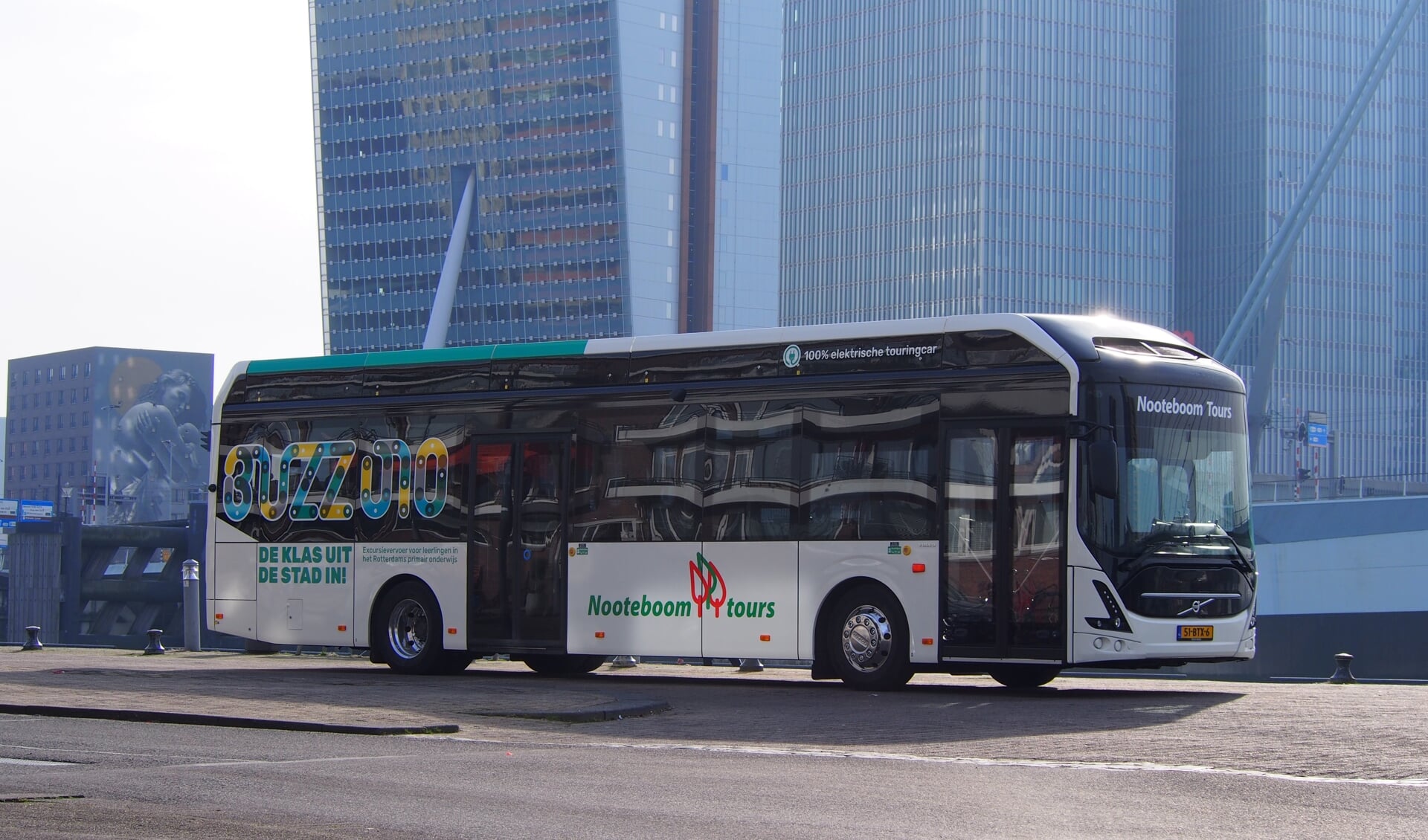De bus wordt met name ingezet voor het sociaal-maatschappelijke project Buzz010 in Rotterdam. 