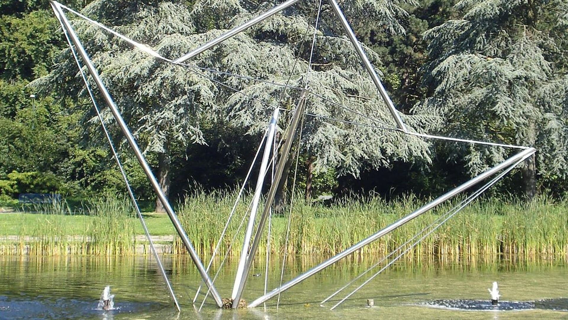 Het kunstwerk 'Spiegels' van Dirk Dijkstra in de vijver tussen de Generaal Spoorlaan en het Rijswijkse bos.
