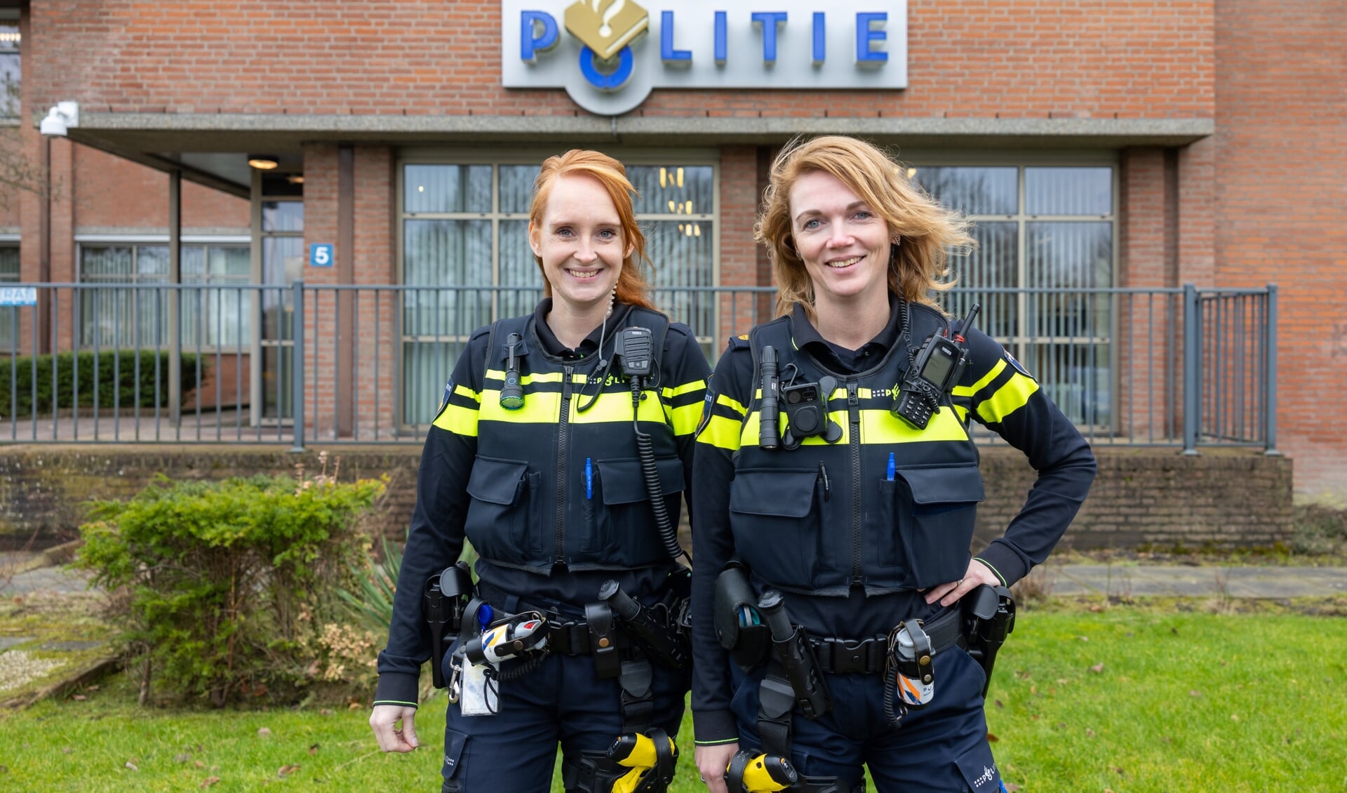 Shelley (l) en Laura zijn als wijkagenten het eerste aanspreekpunt in de wijk.