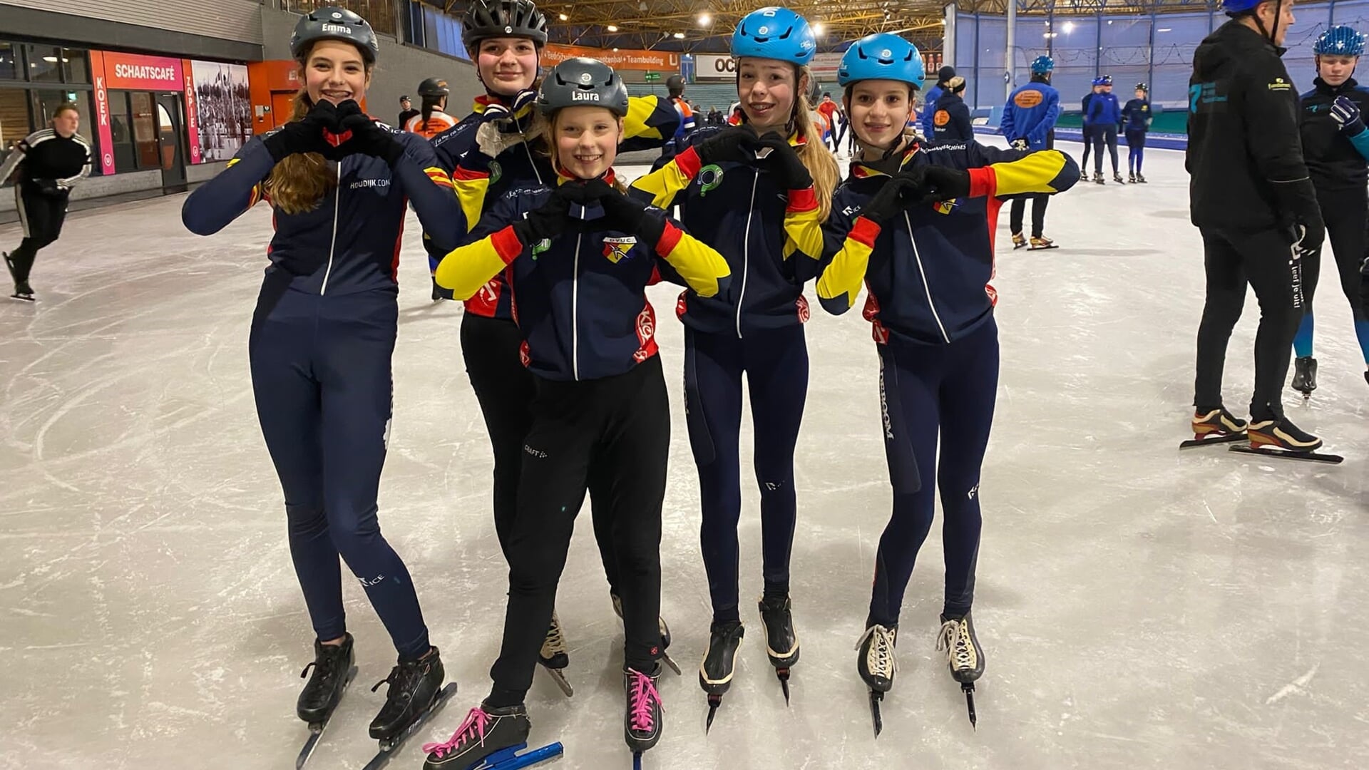 Vijf meiden van DVIJC schaatsen 150 ronden voor stichting Hartekind | Al  het nieuws uit Vlaardingen