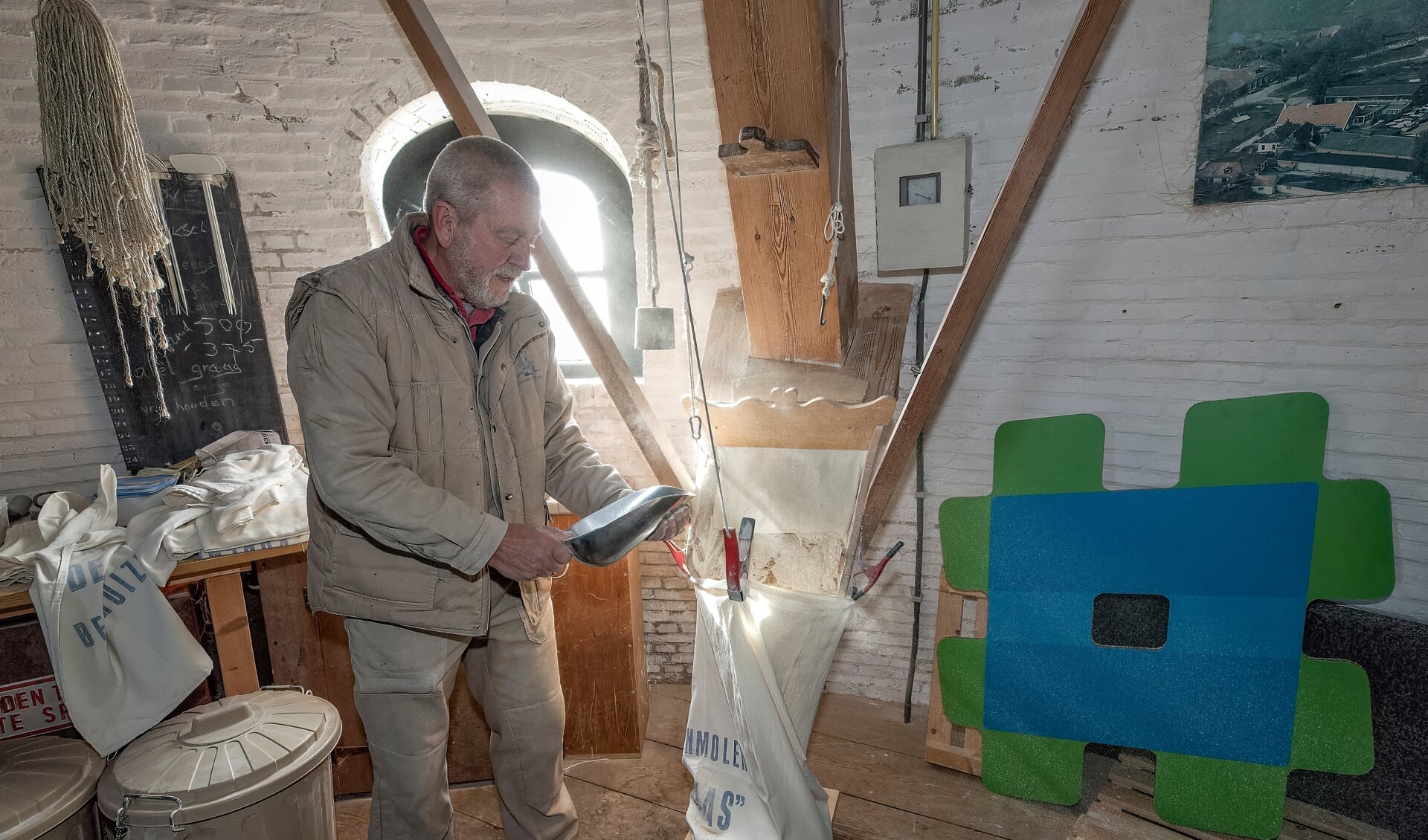 Henk Kooi is sinds twaalf jaar molenaar van korenmolen De Haas in Benthuizen.