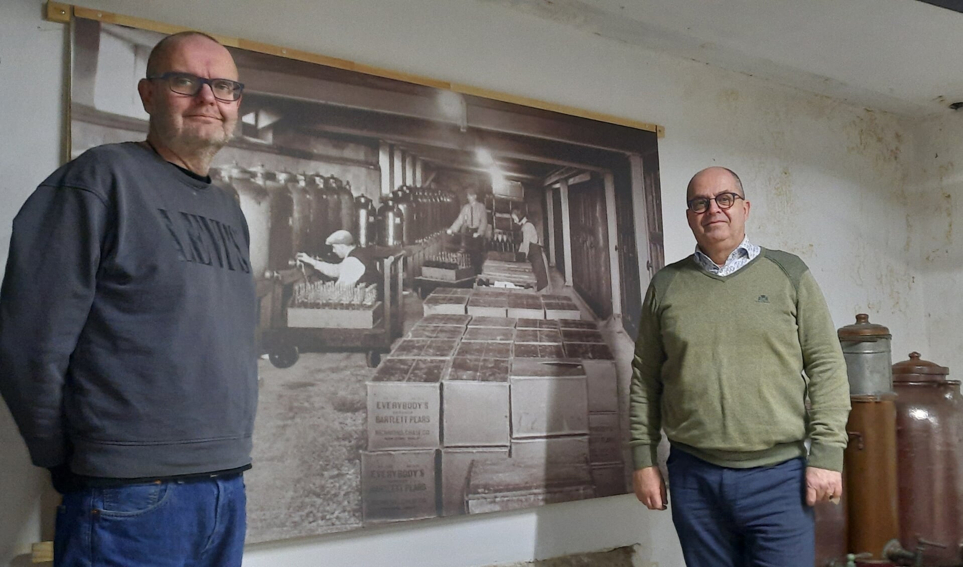 Leo Fontijne(links) met zijn partner Constantijn Stevens werken hard om de traditie van distilleerderij H. van Toor in Vlaardingen in ere te houden met innovatieve activiteiten.