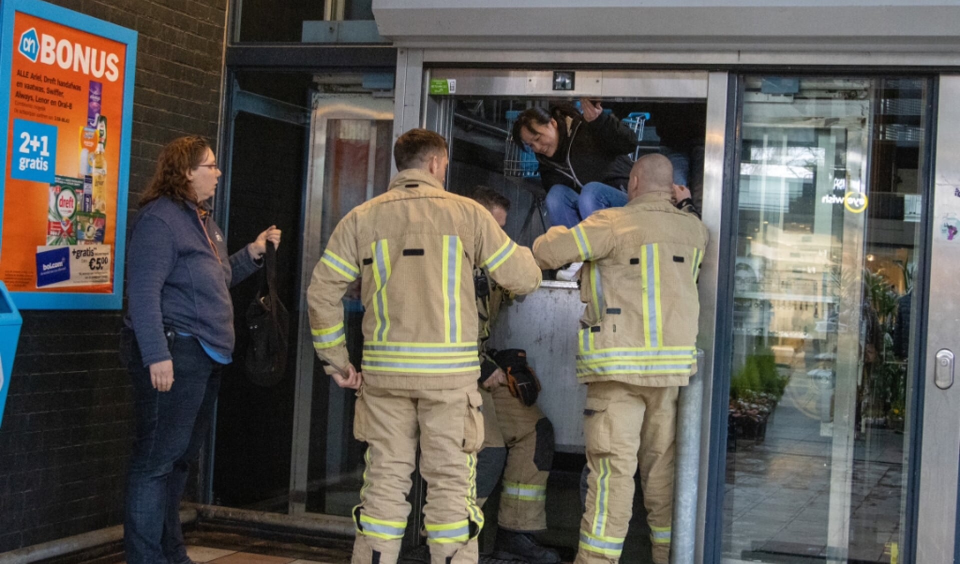 Mensen uit lift bevrijd in Spaland door brandweer.