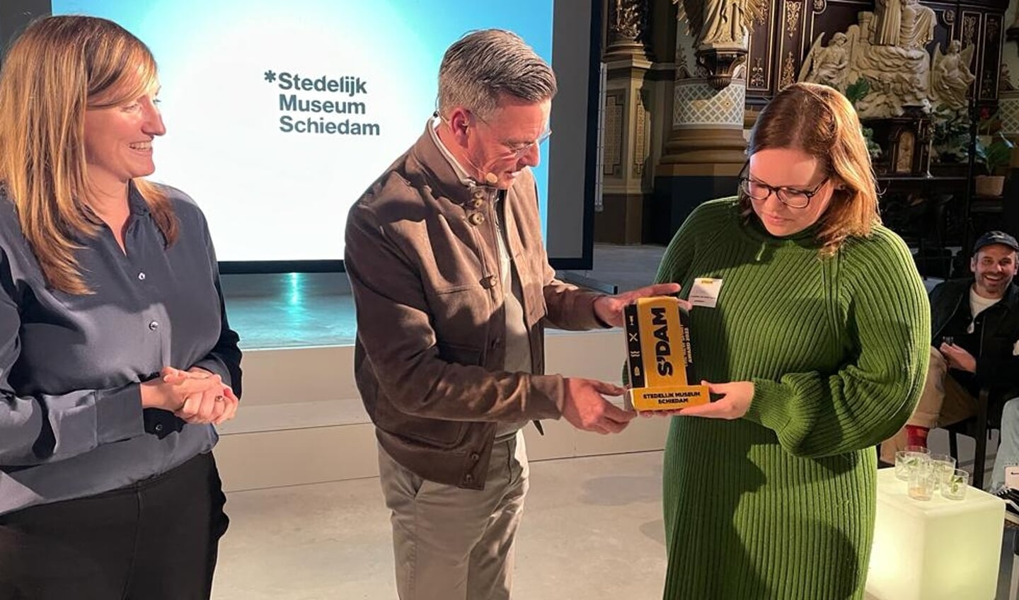 Directeur Anne de Haij (links) en Jessie Lansbergen, marketing & communicatie van het Stedelijk Museum namen de award in ontvangst