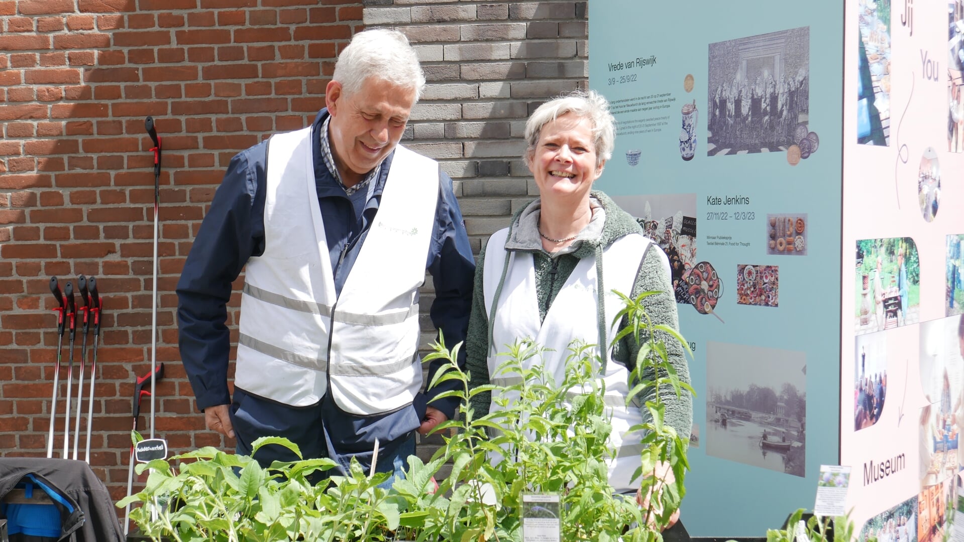 Wendy Bakker van Operatie Steenbreek (rechts) vertelt tijdens het eerste Lief & Leed Café alles over het vergroenen van een buurt.