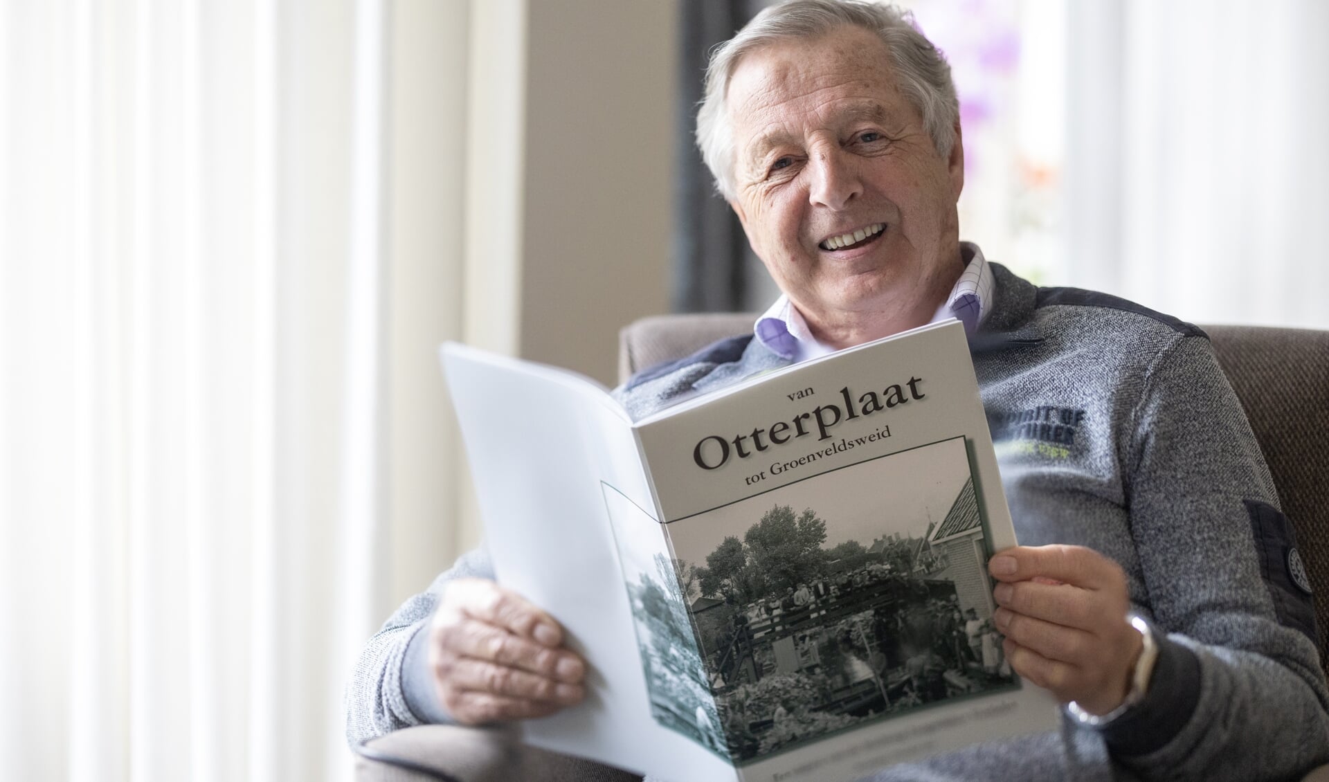 Frans Tromp op zijn 'praatstoel' met het magazine van de Stichting Langedijker Verleden.