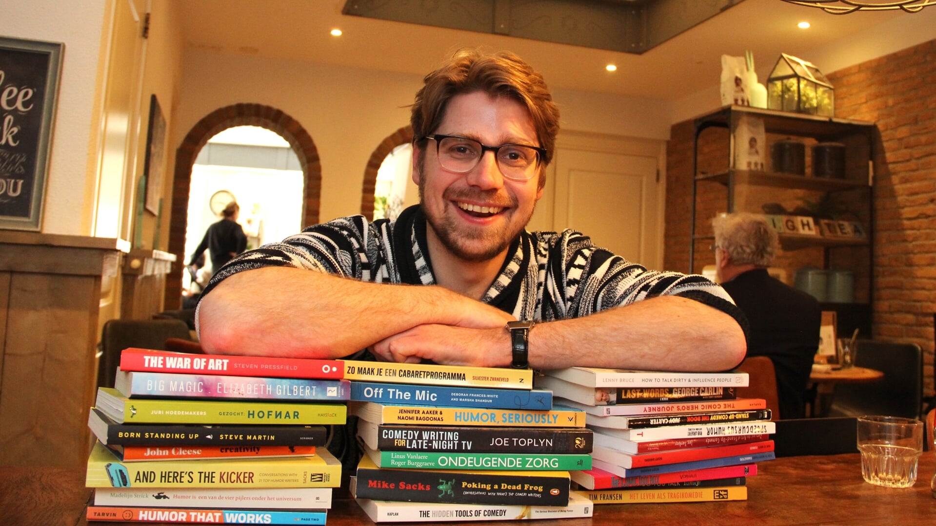 Comedy professor Maarten Vissers met zijn ‘studieboeken’.