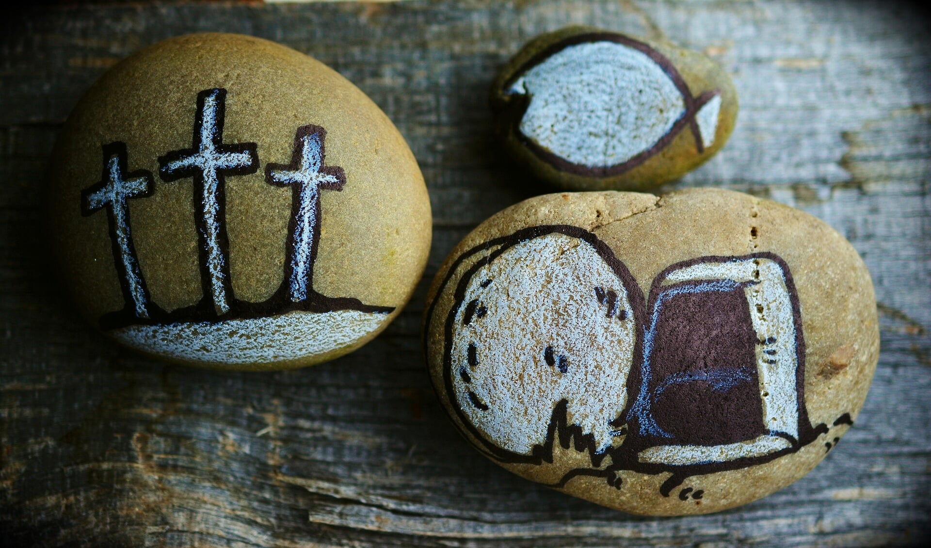 Happy Stones die de dood en wederopstanding van Jezus Christus uitbeelden.