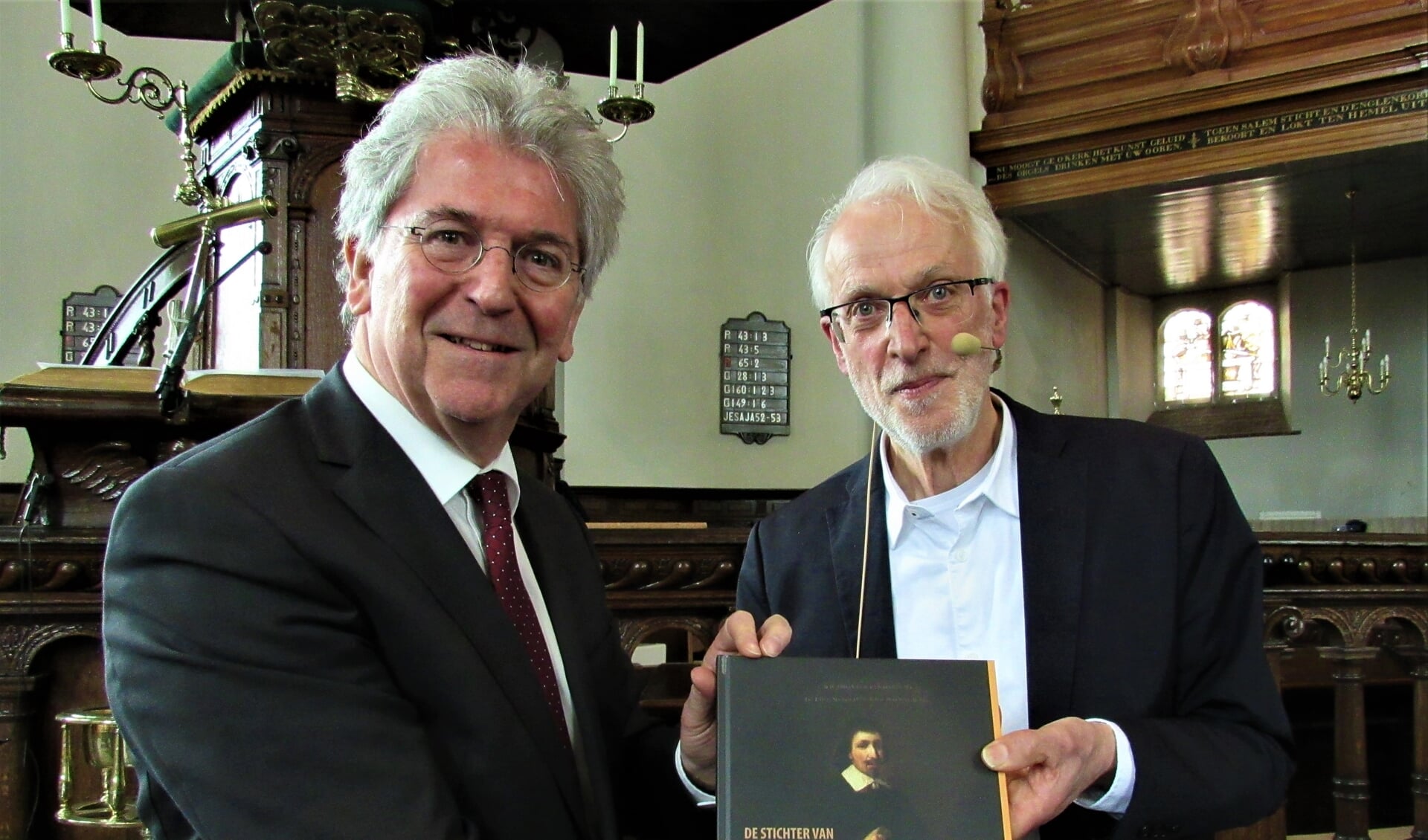 Burgemeester Edo Haan kreeg van schrijver Adri van Vliet het eerste exemplaar van zijn Fenacoliusbiografie.