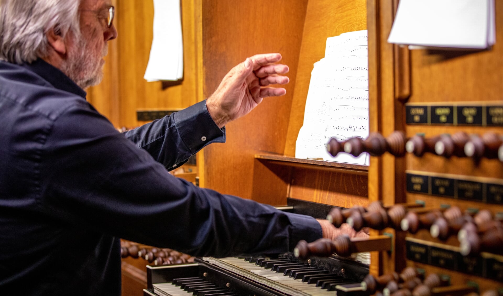 Jaap Kroonenburg is de vaste bespeler van het monumentale orgel.