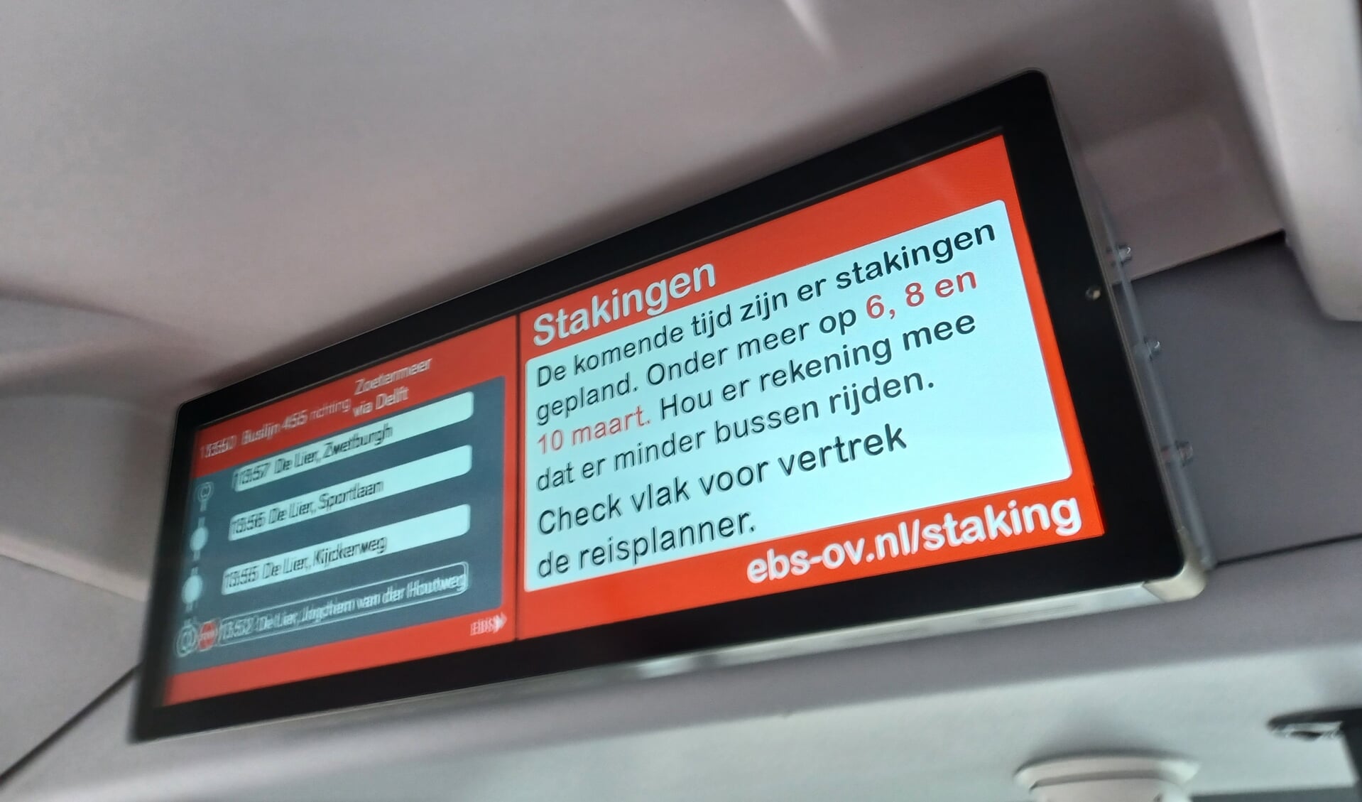 Een informatiebord in een EBS-bus in regio Haaglanden op 7 maart 2023.