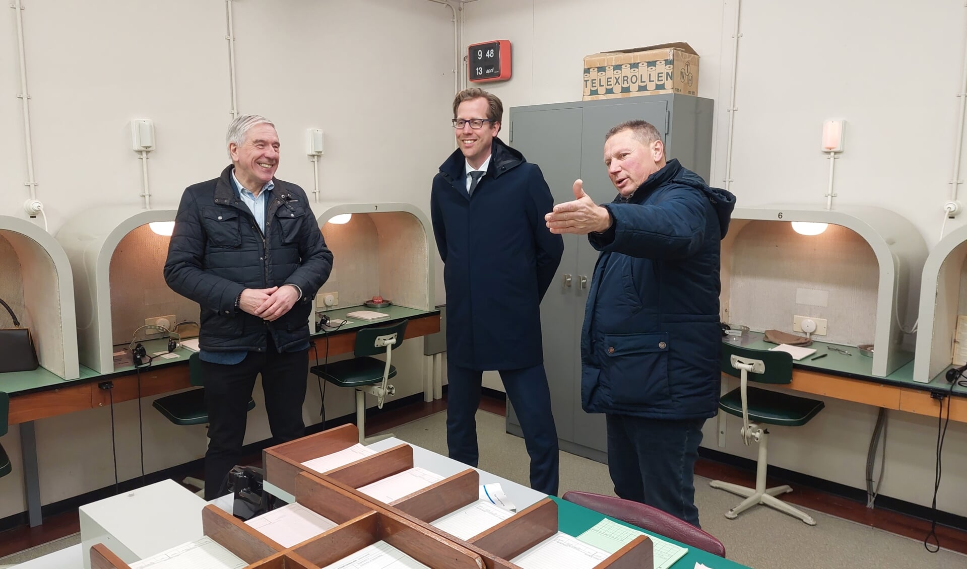 VVD'ers Rene van Hemert en Christophe van der Maat luisteren aandachtig naar Martien de Brabander, die met veel schwung wist te vertellen hoe het vroeger in het bunkercomplex er aan toe ging.