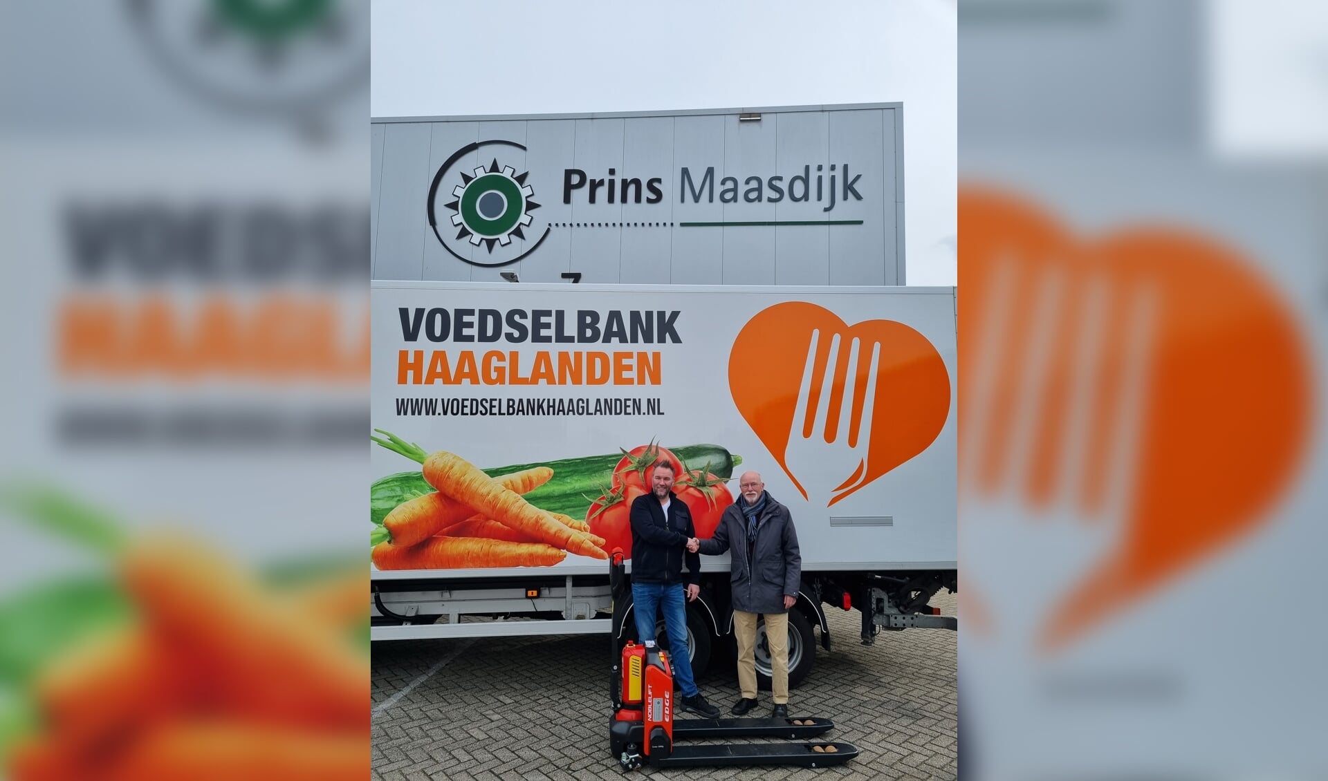 Voedselbank Haaglanden is blij met de nieuwe pallettruck van Prins Maasdijk.