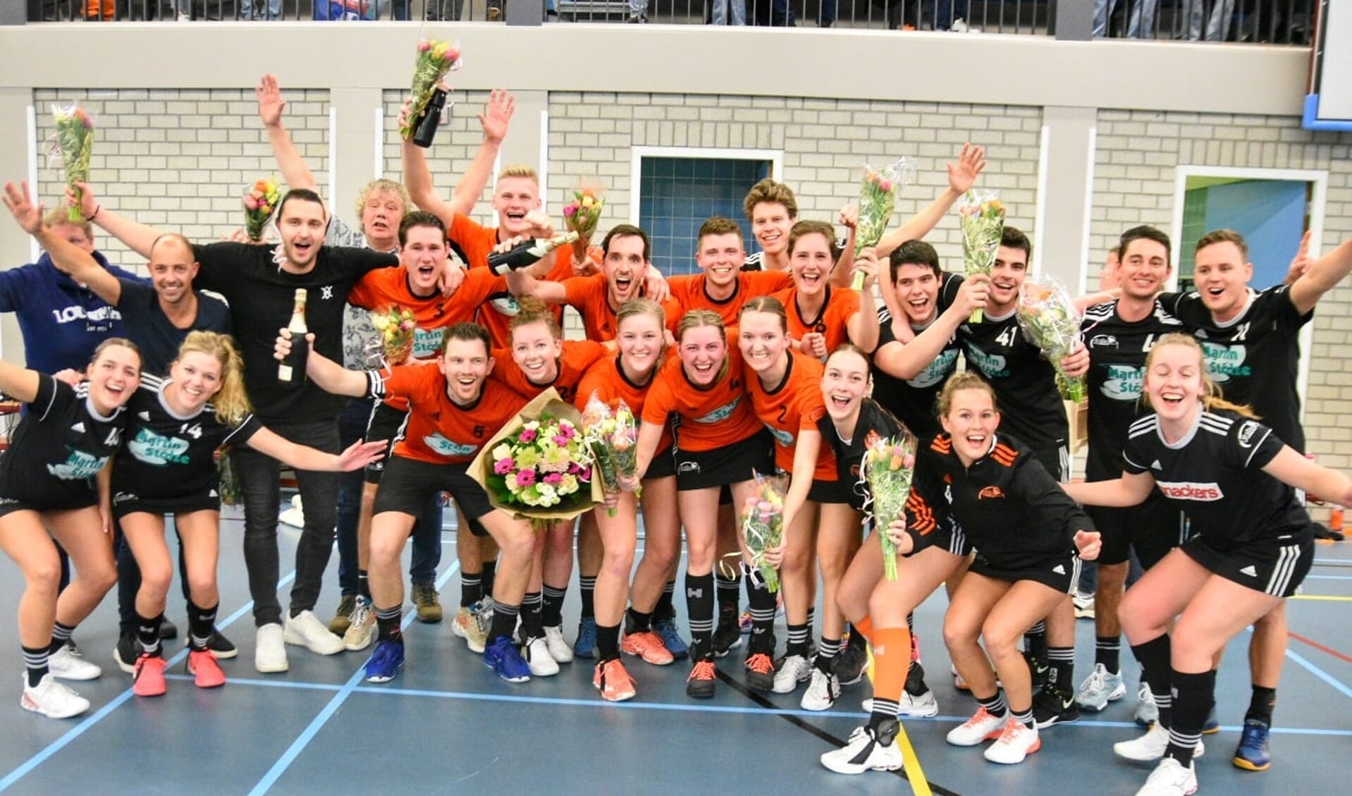 De Lierse korfballers vieren het kampioenschap.