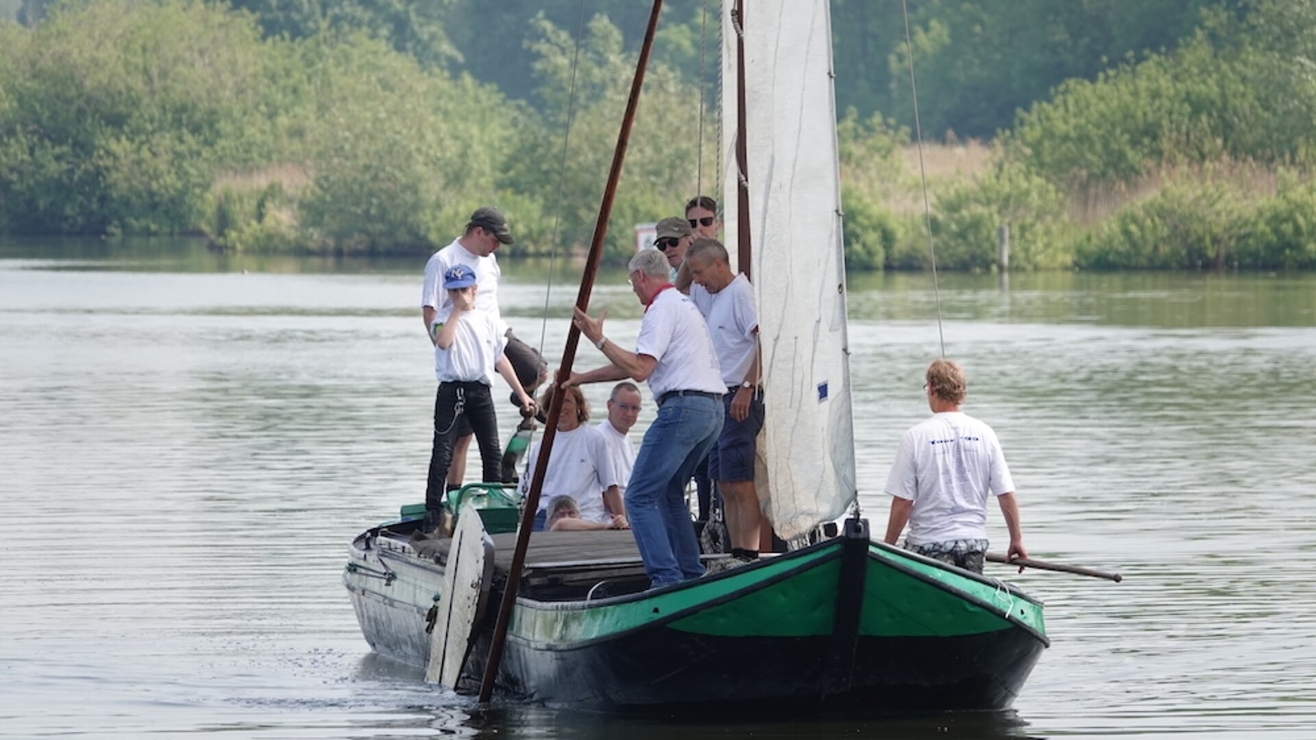 Deelnemers gaan onder leiding van een ervaren schipper de wedstrijd aan met twee andere teams. 