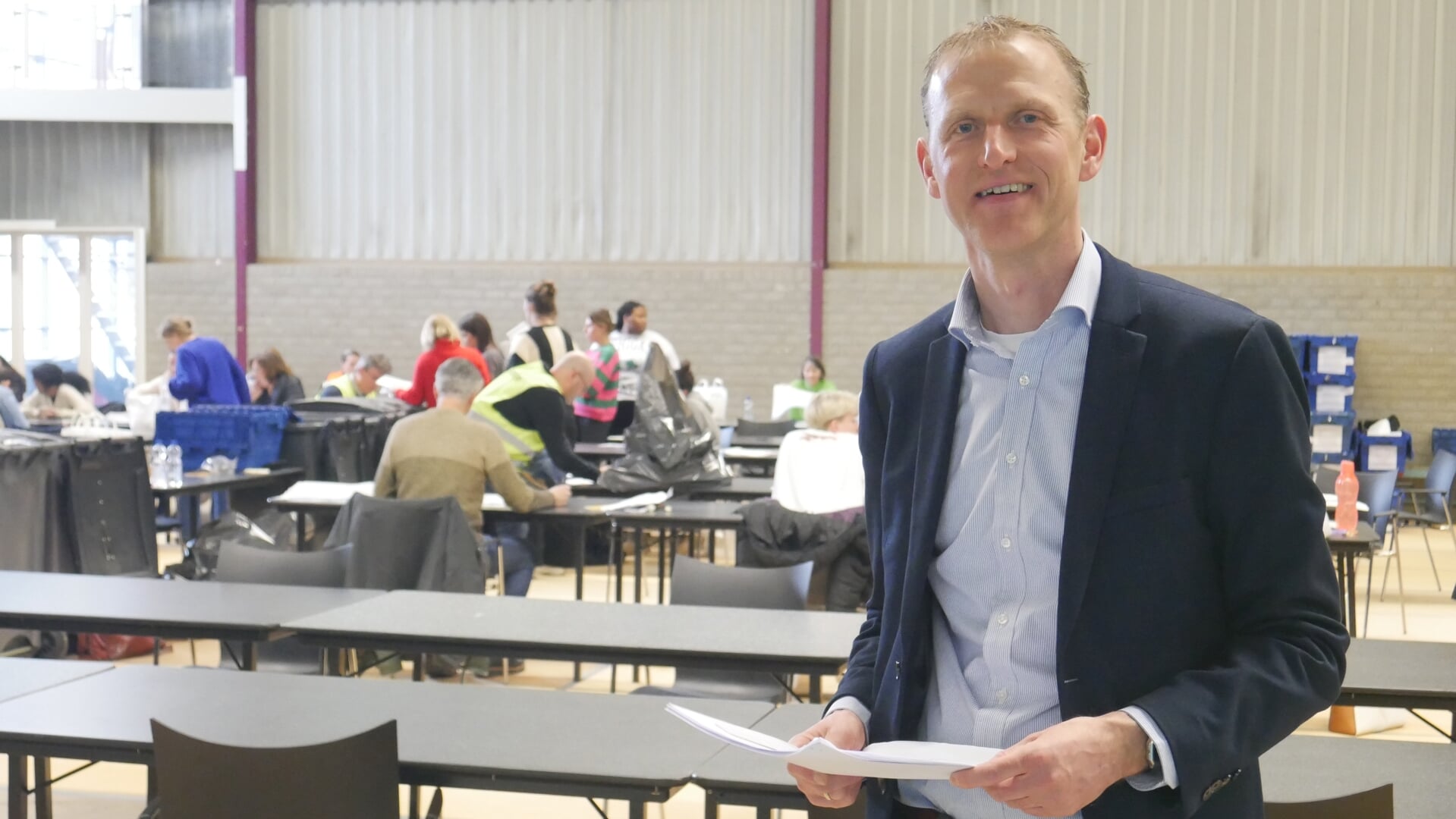 Mark Kraakman, manager van het gemeentelijk stembureau, is tevreden over hoe het centraal stemmen in De Schilp vandaag verliep.