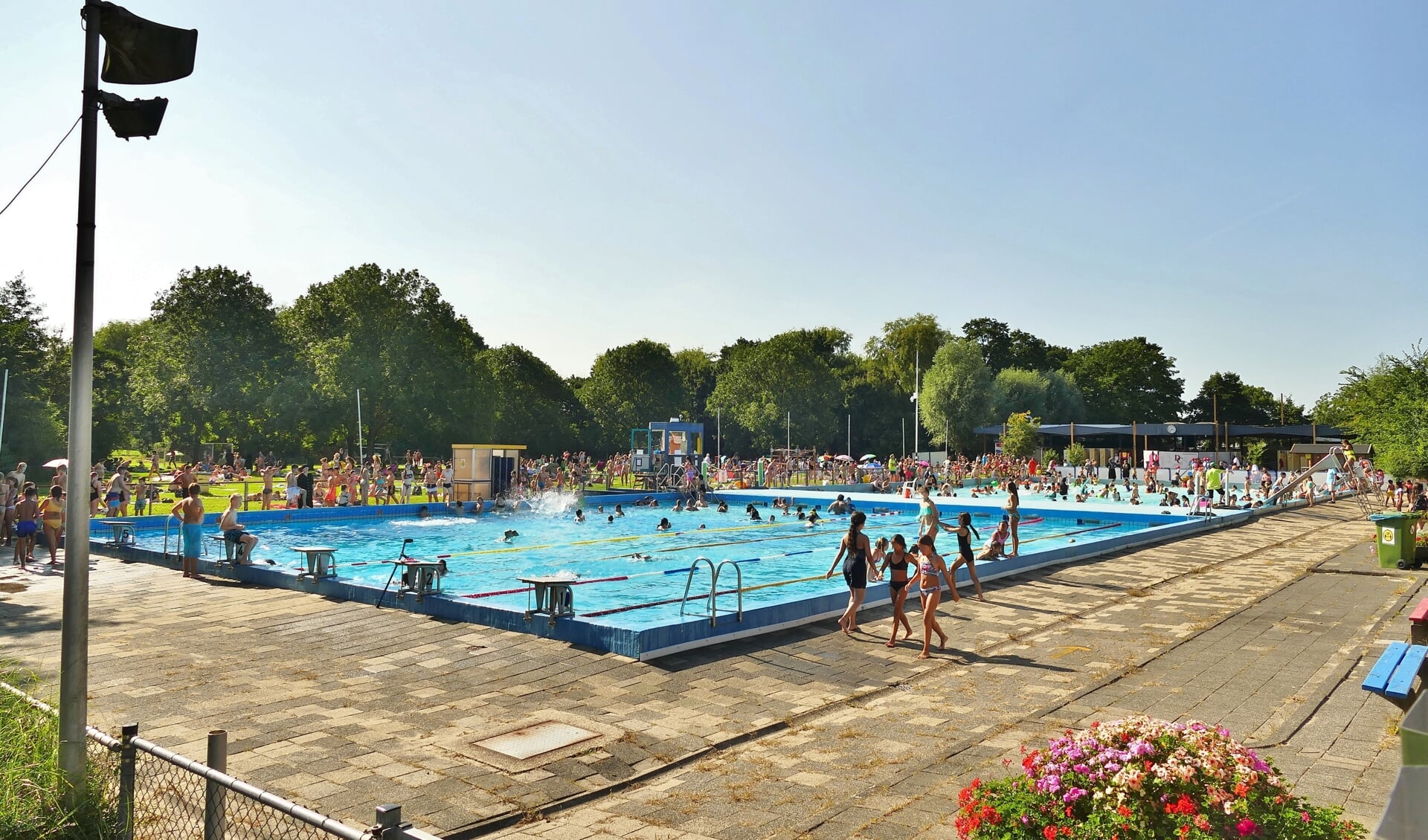 Zwembad De Waterman behoort tot de dorpsidentiteit van Wateringen, stelt het bestuur.