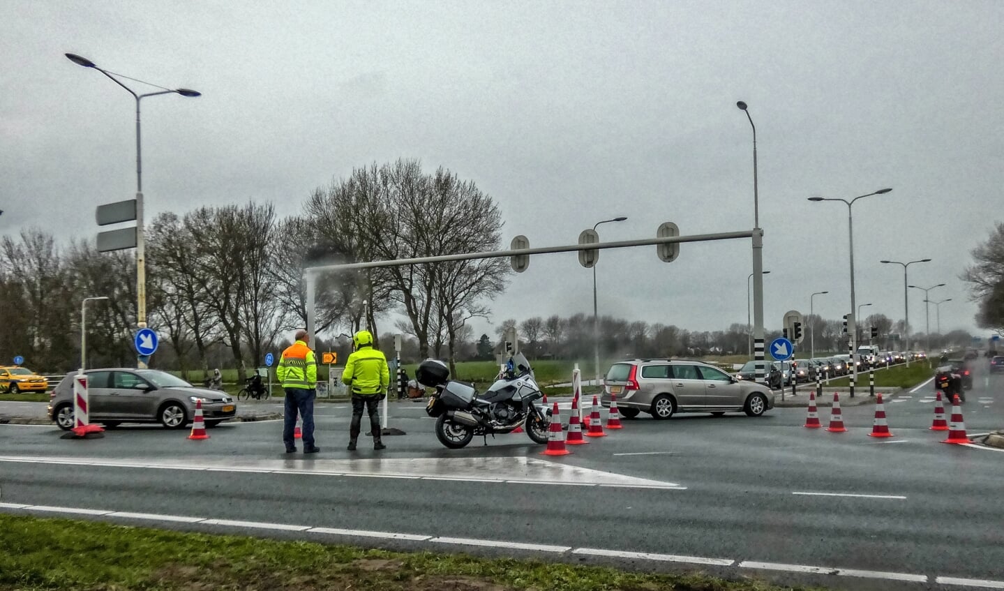 Verkeersregelaars geven aanwijzingen op kruising Castricum/Limmen.