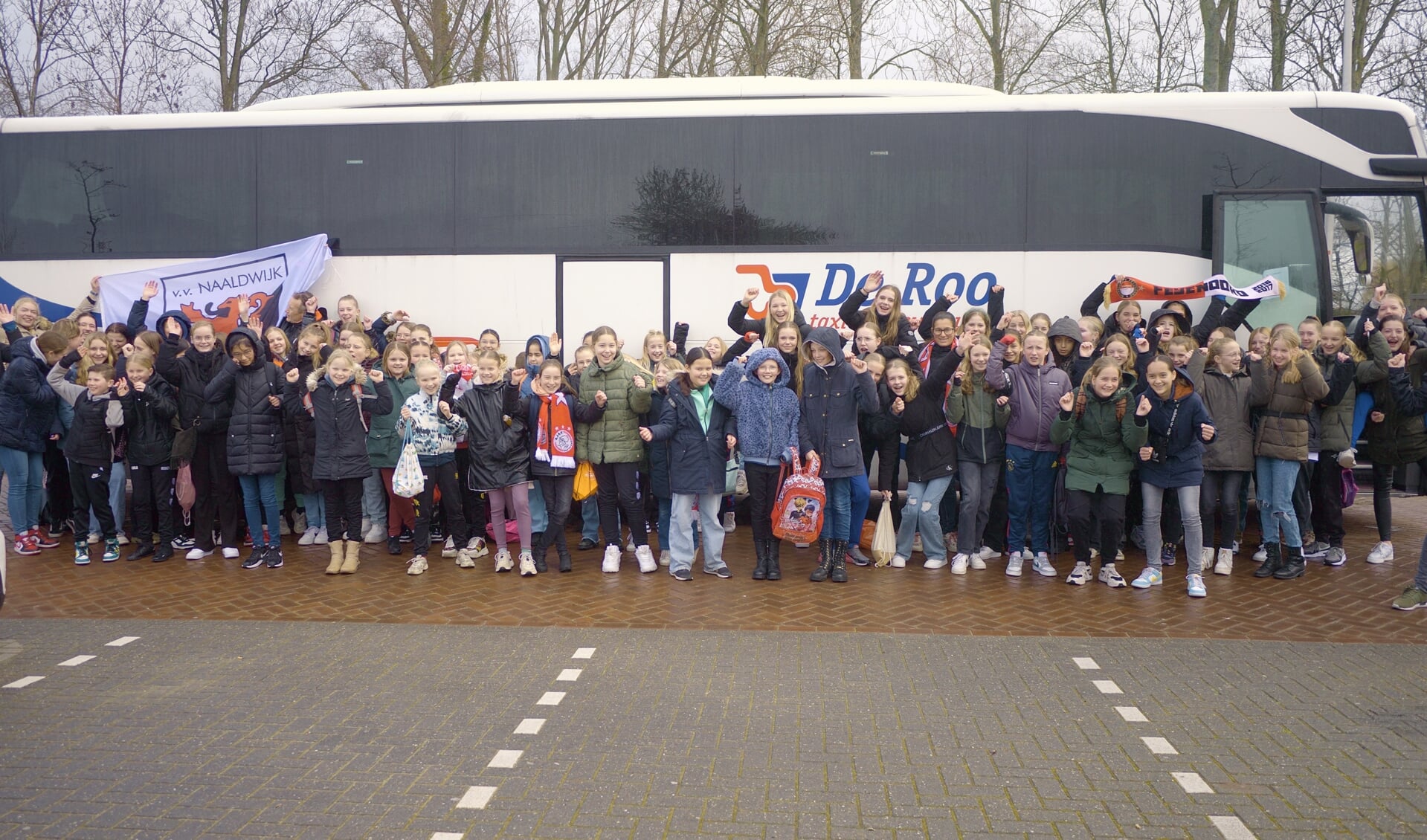 Maar liefst 85 meiden en 25 trainers gingen met de bus naar Amsterdam.